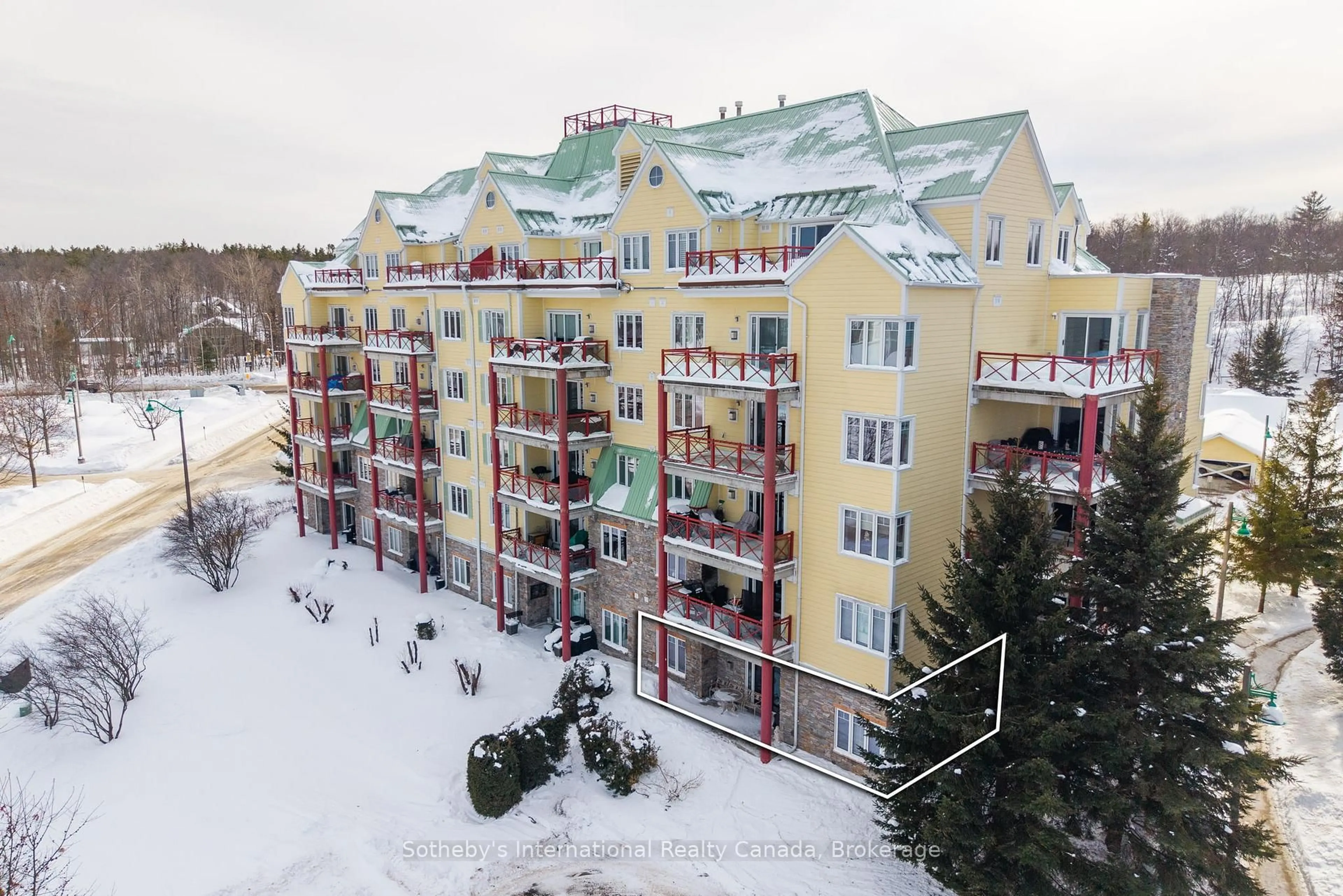 A pic from outside/outdoor area/front of a property/back of a property/a pic from drone, building for 110 Steamship Bay Rd #102, Gravenhurst Ontario P1P 1Z9