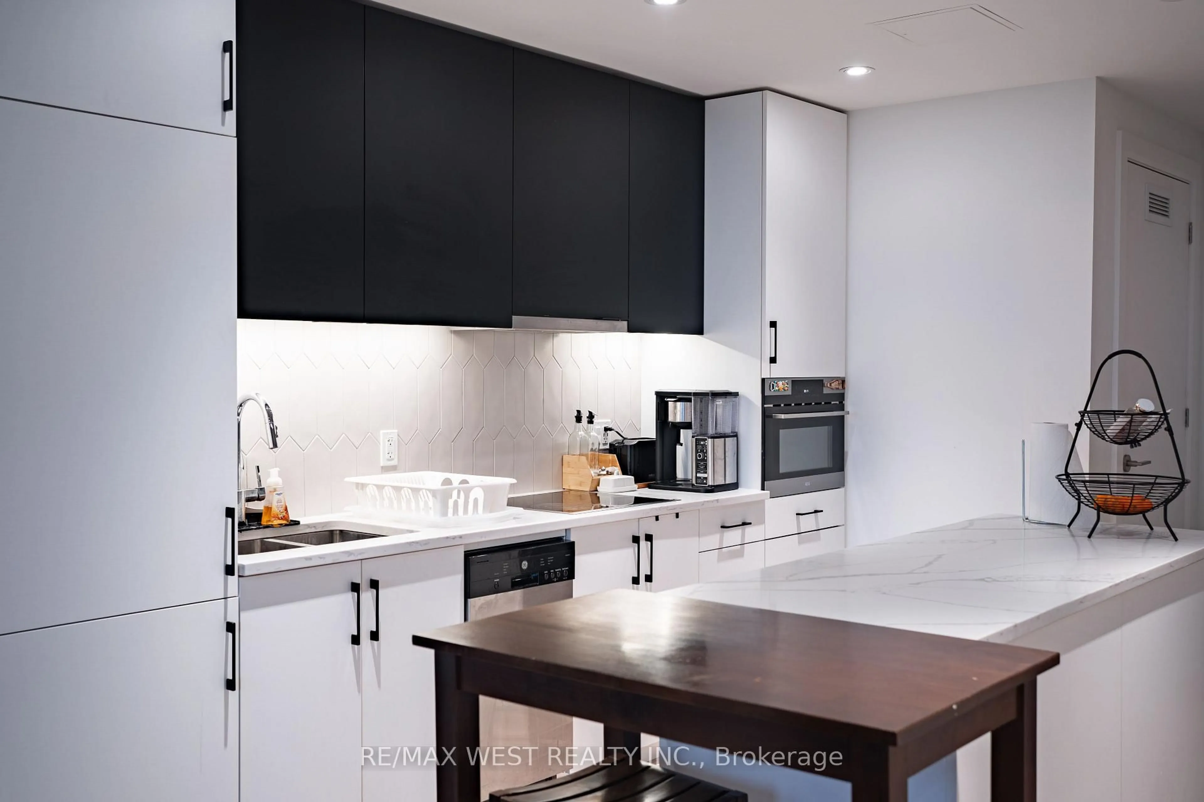 Contemporary kitchen, unknown for 741 King St #812, Kitchener Ontario N2G 0E9