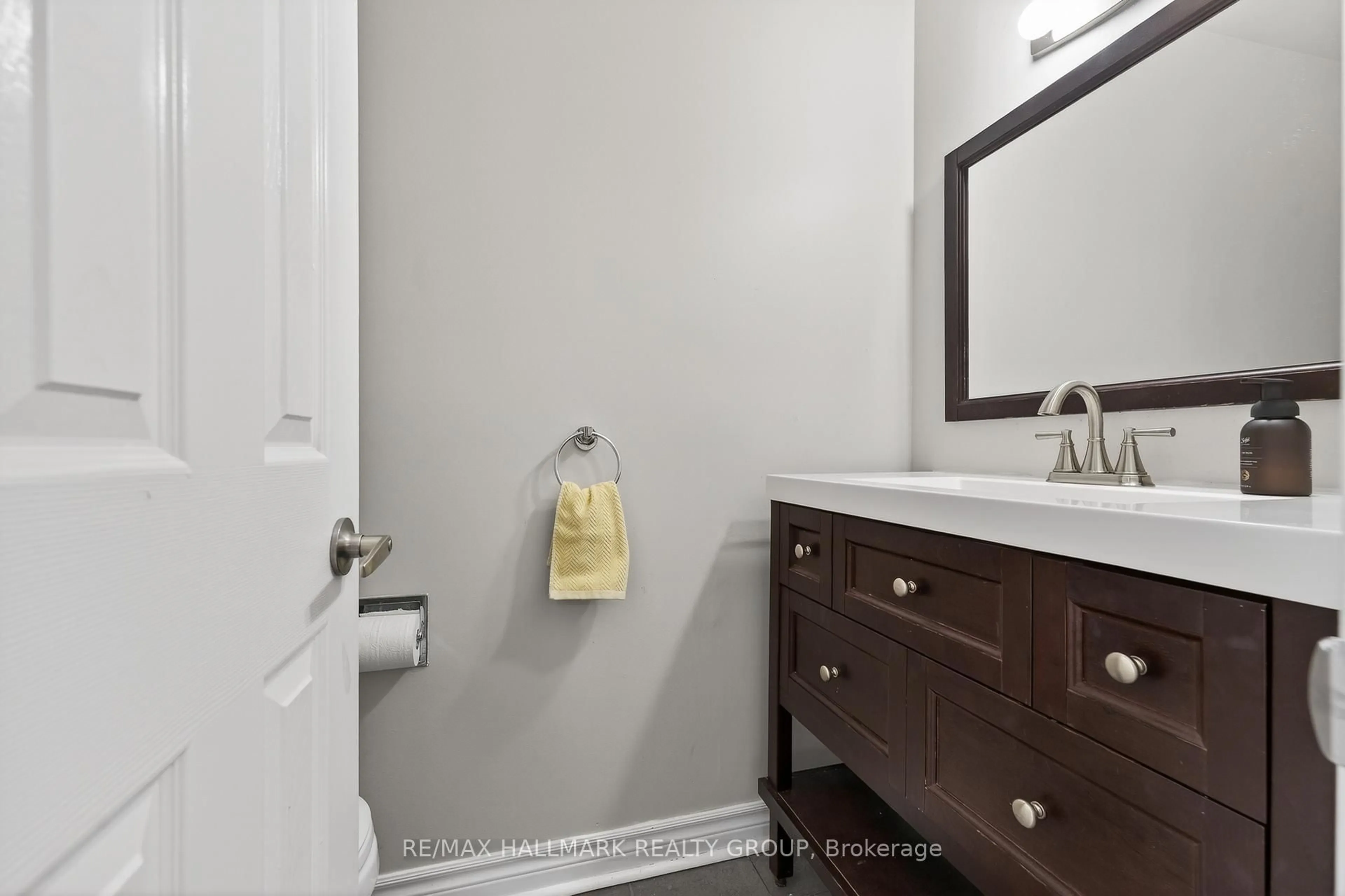 Standard bathroom, ceramic/tile floor for 1126 Grenoble Cres, Ottawa Ontario K1C 2C6