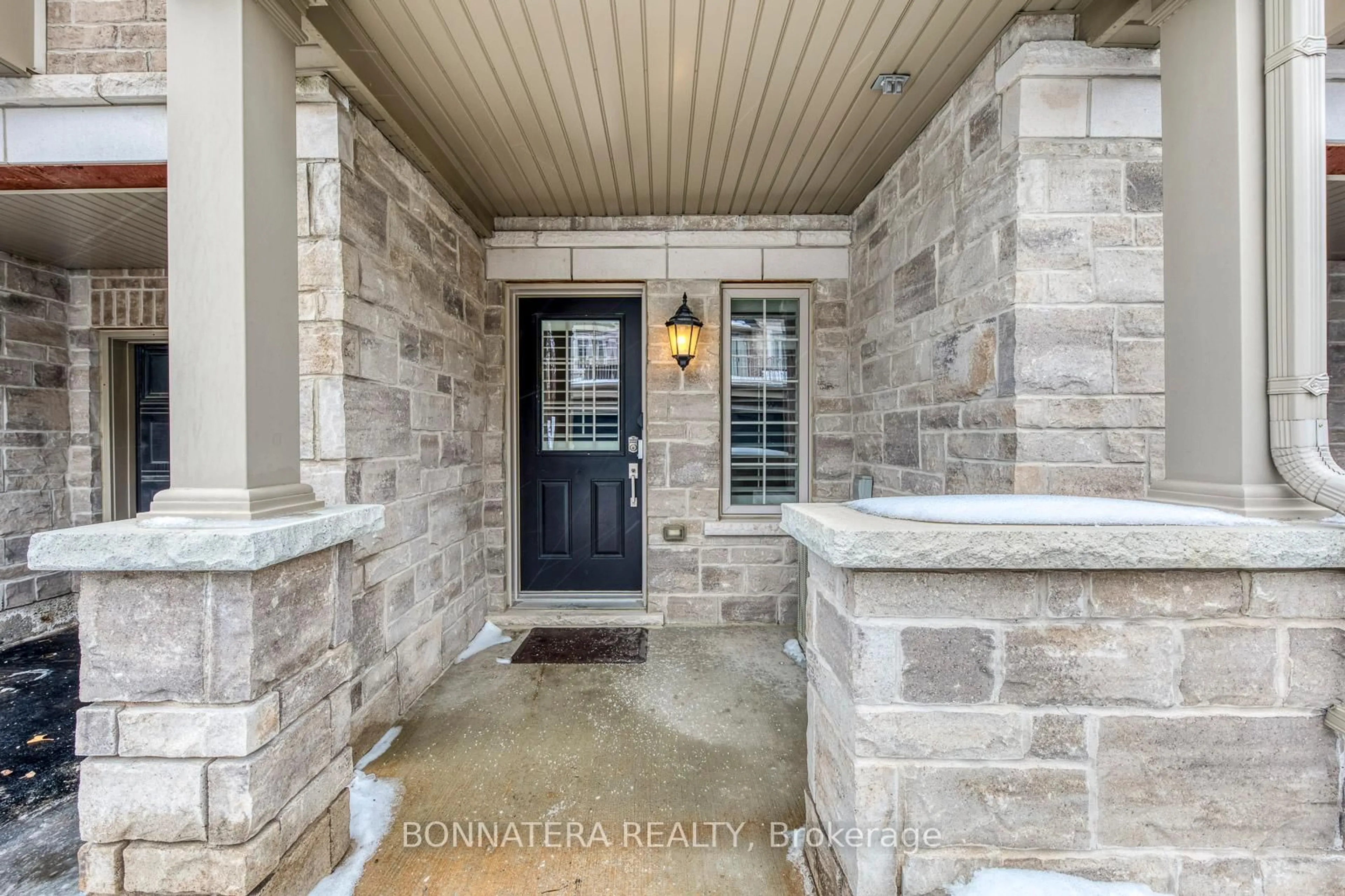 Indoor entryway for 215 Dundas St #16, Hamilton Ontario L8B 0X2