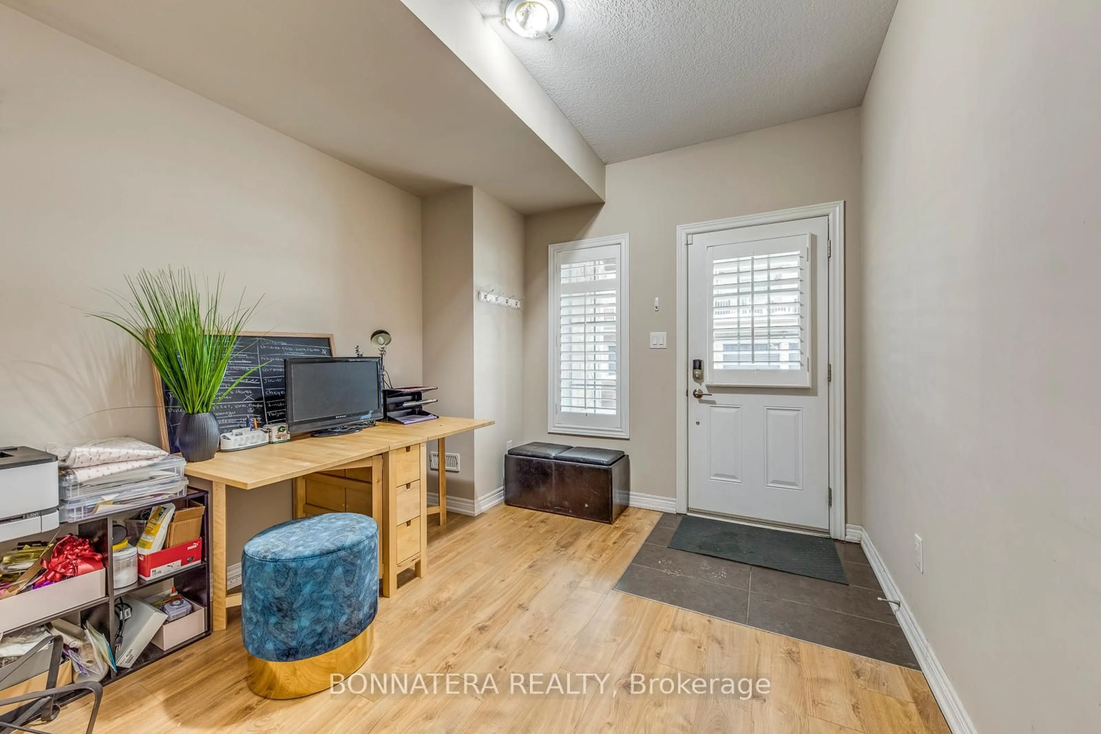 Indoor entryway for 215 Dundas St #16, Hamilton Ontario L8B 0X2