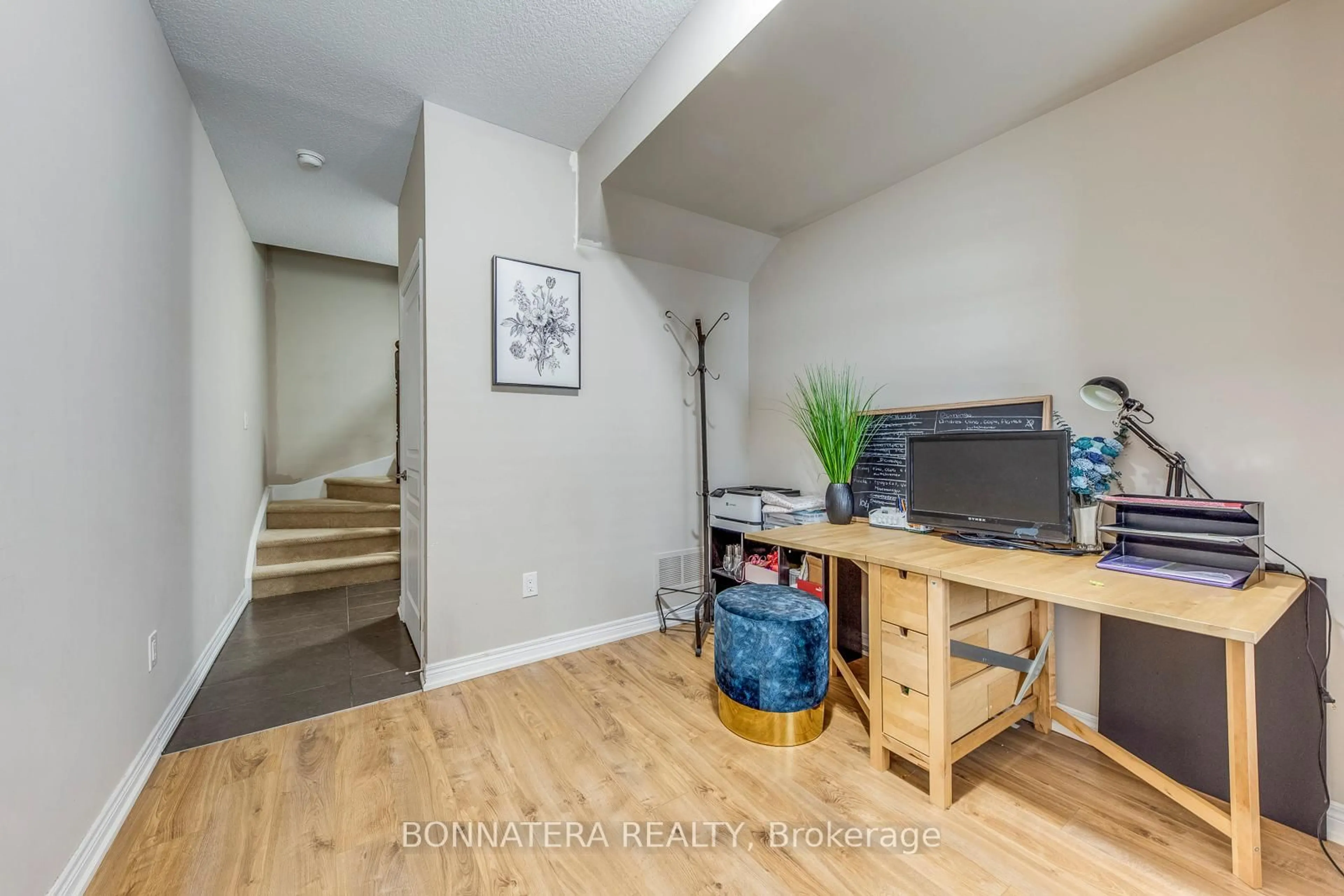Indoor entryway for 215 Dundas St #16, Hamilton Ontario L8B 0X2