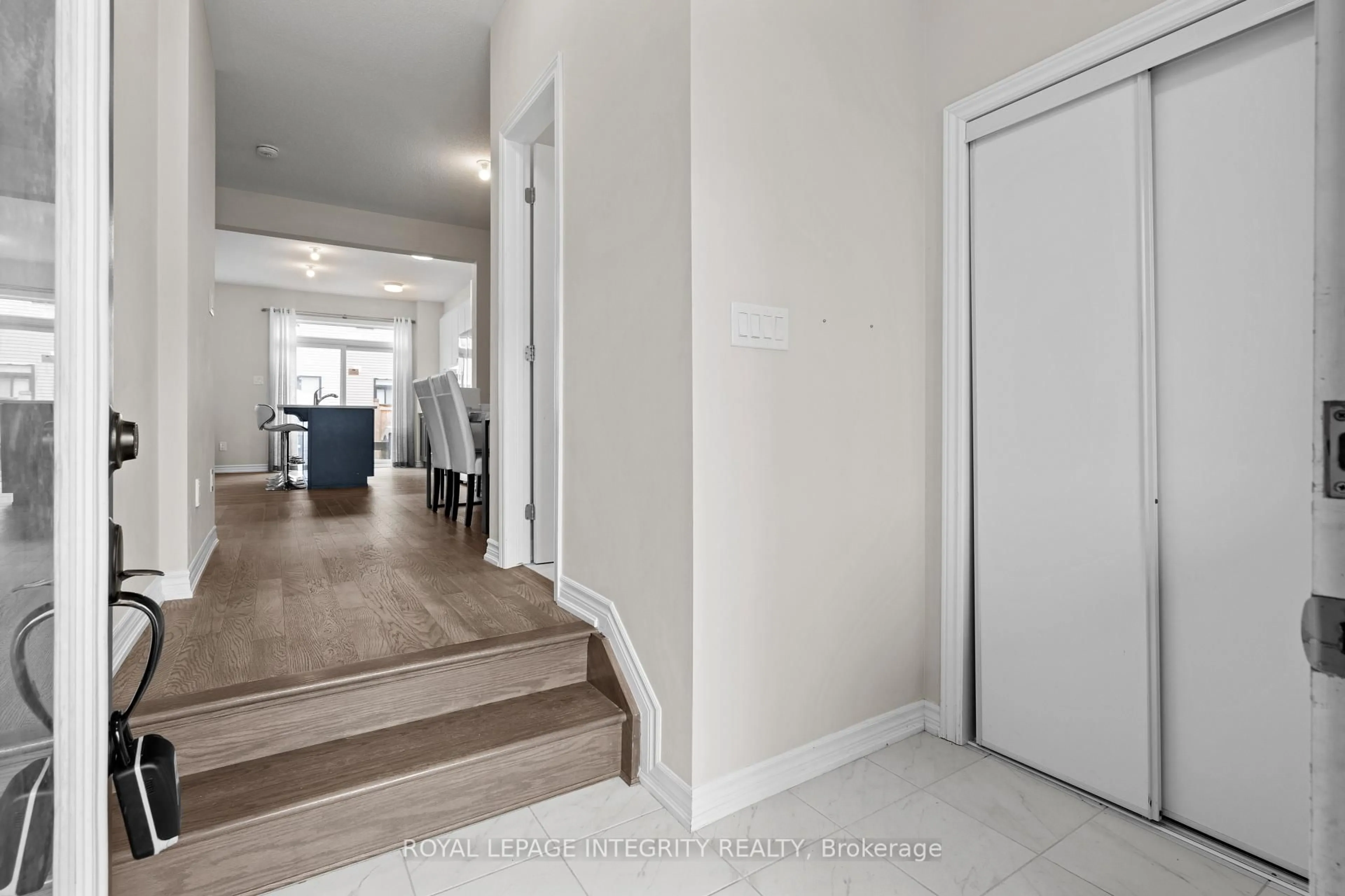 Indoor entryway for 504 Flagstaff Dr, Ottawa Ontario K2J 6T5