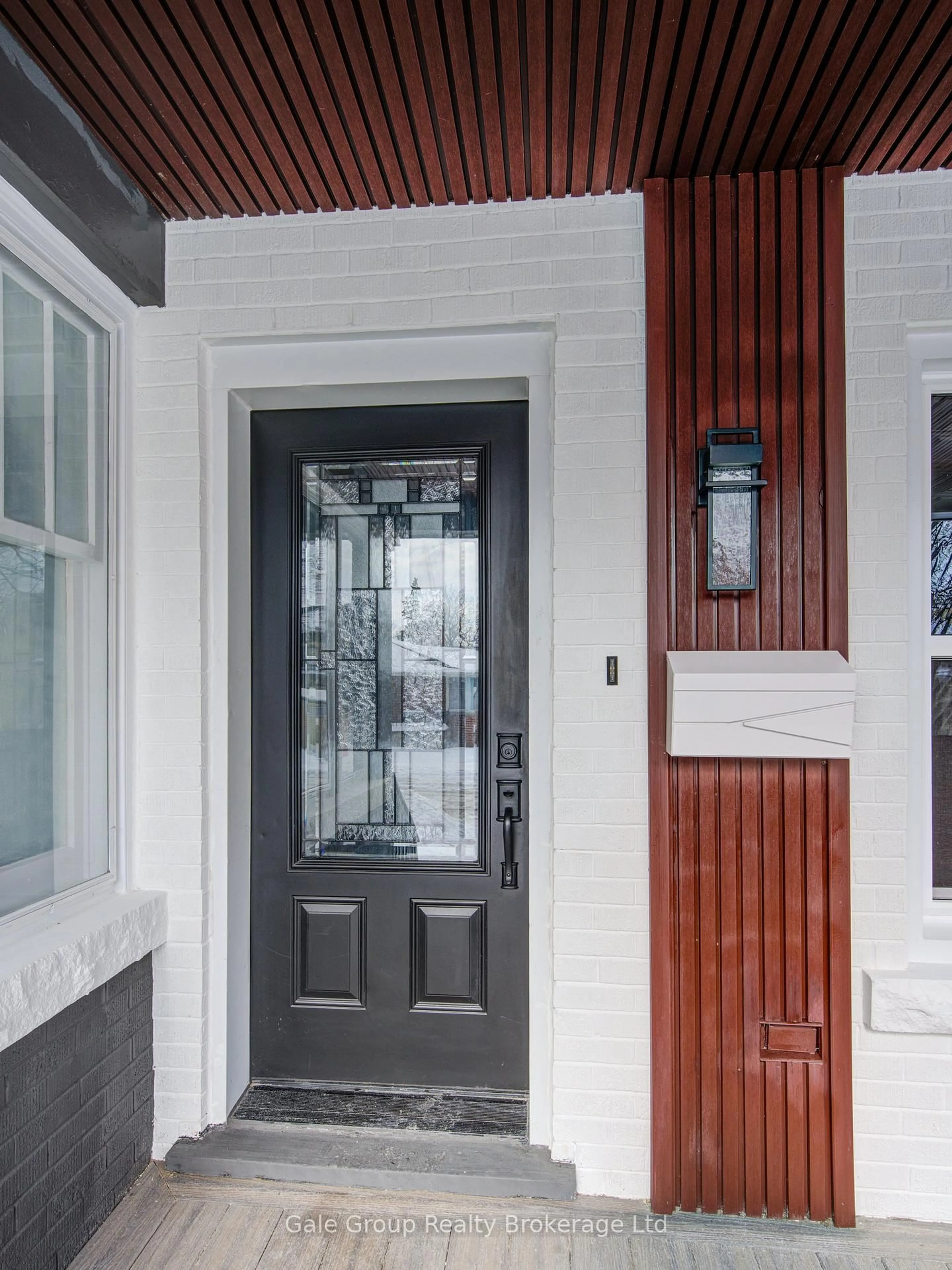 Indoor entryway for 513 King St, Woodstock Ontario N4S 1M7