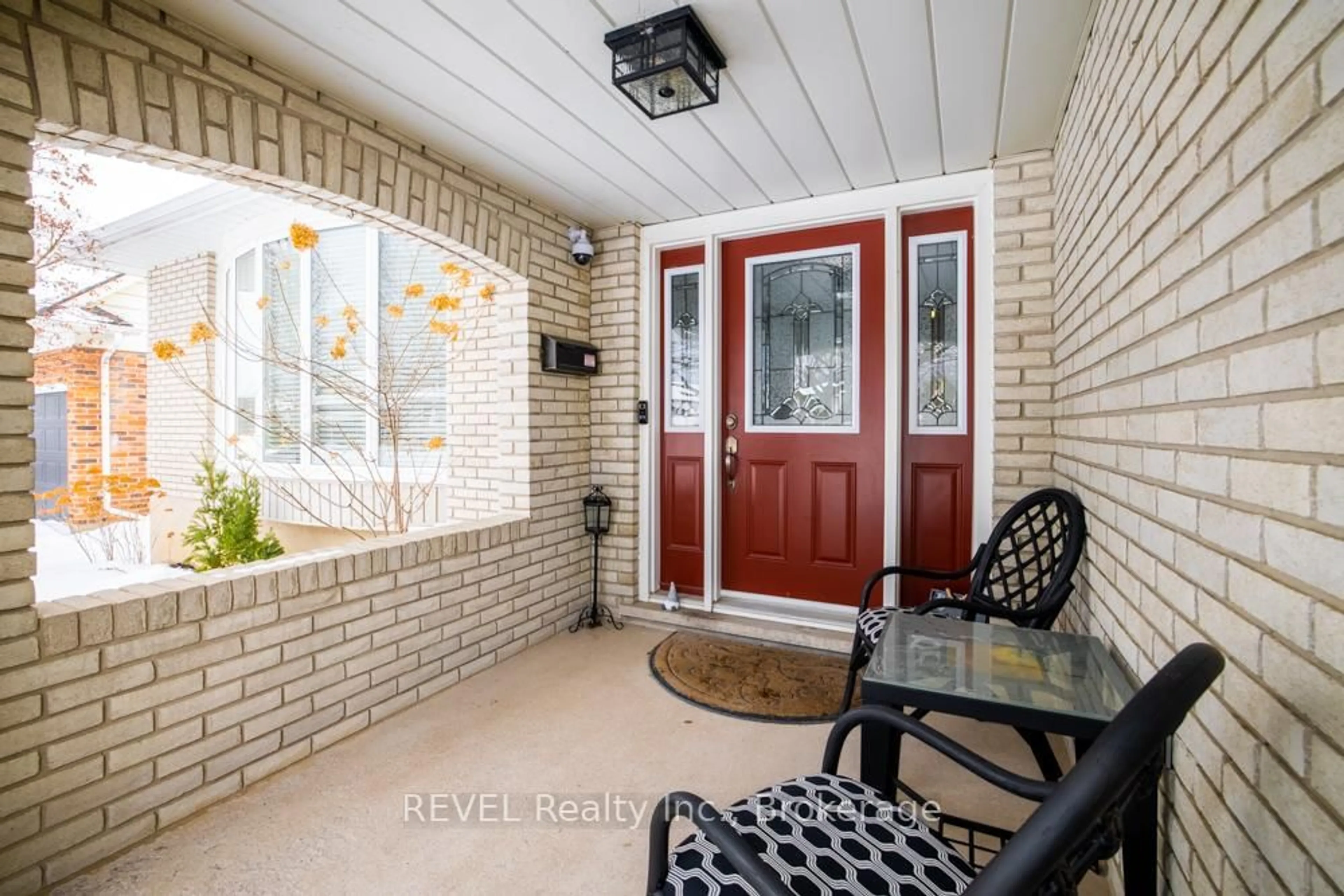 Indoor entryway for 37 Village Green Dr, St. Catharines Ontario L2N 5N9