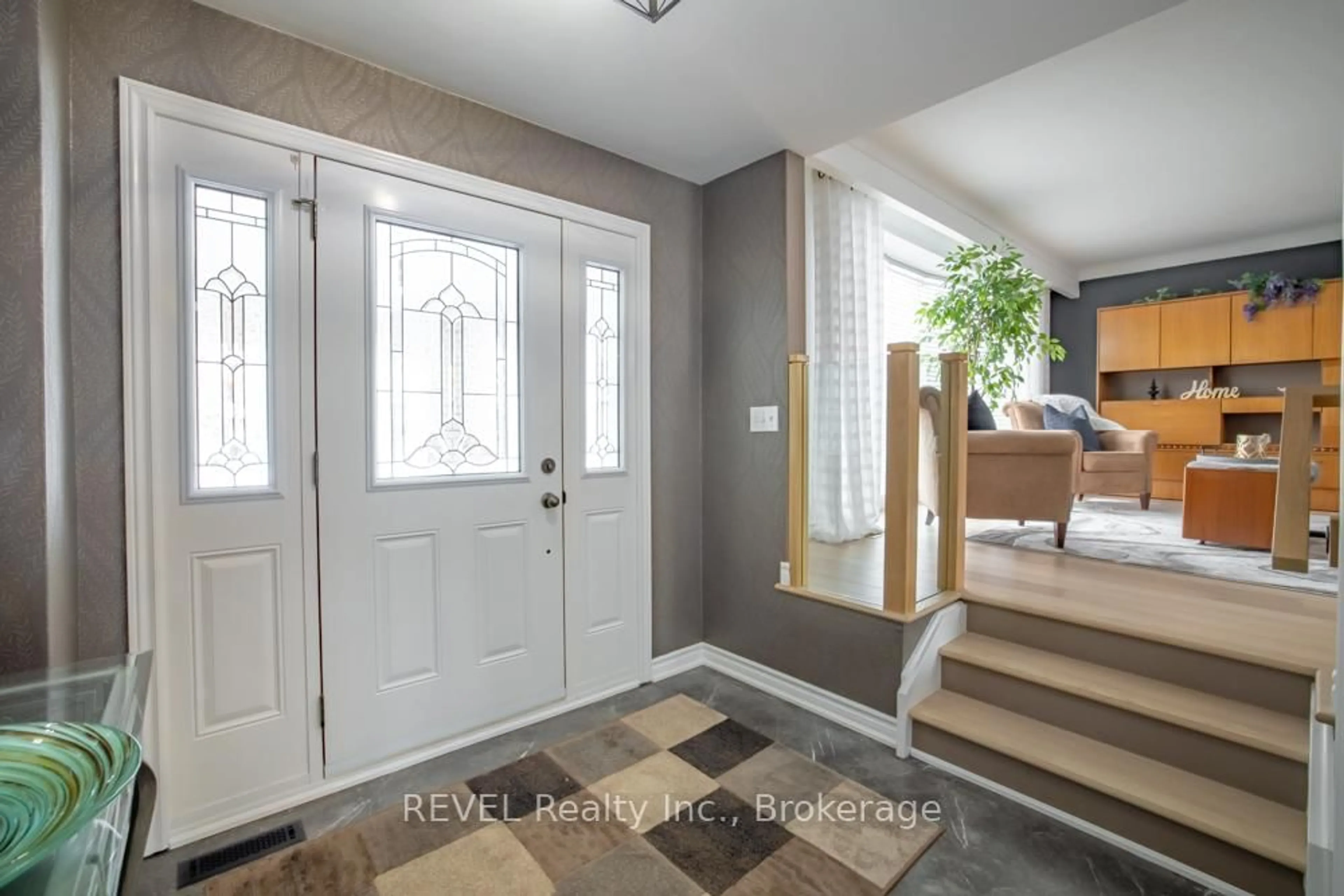 Indoor entryway for 37 Village Green Dr, St. Catharines Ontario L2N 5N9