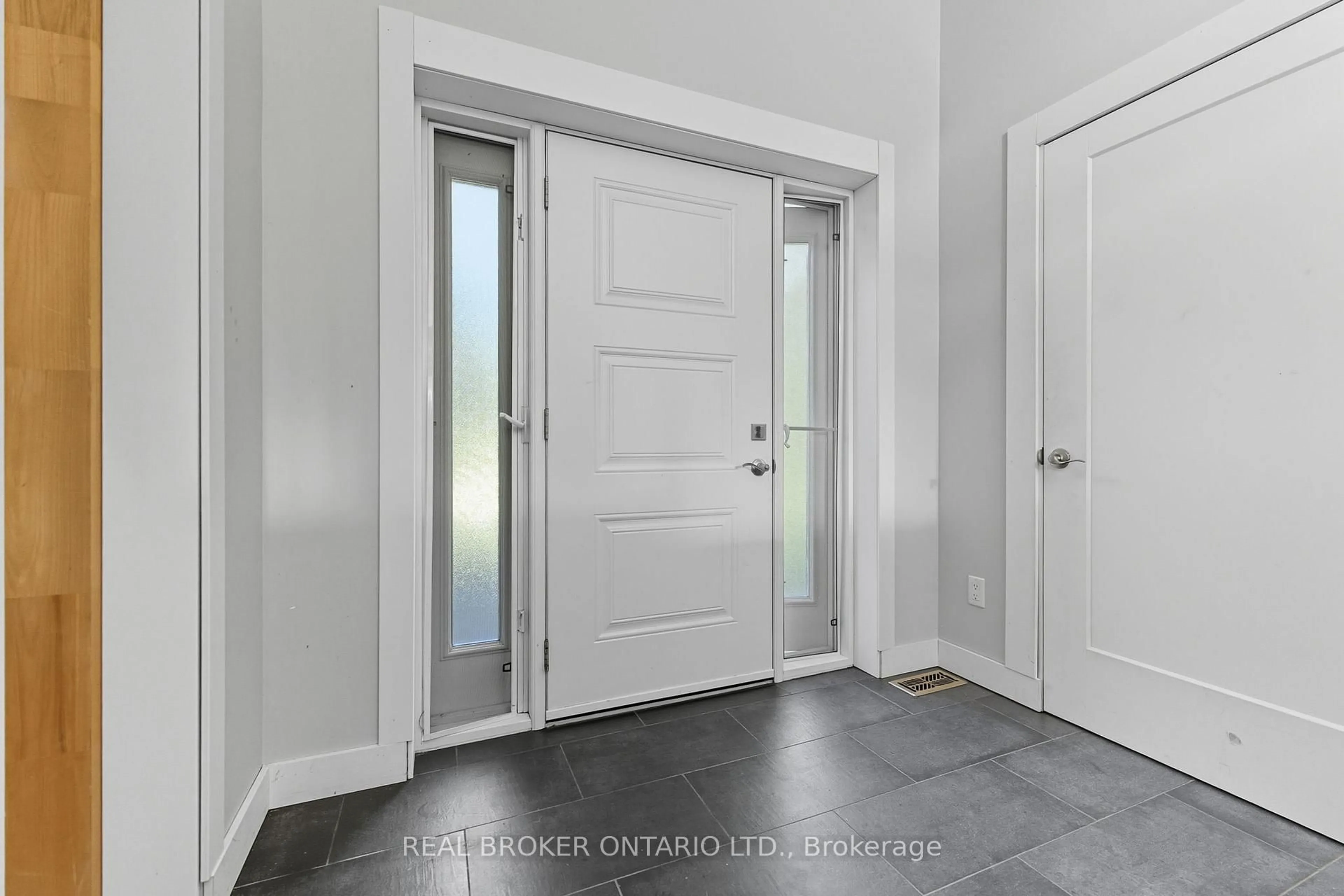 Indoor entryway for 126 Shorties Sdrd, Norfolk Ontario N4G 4G9