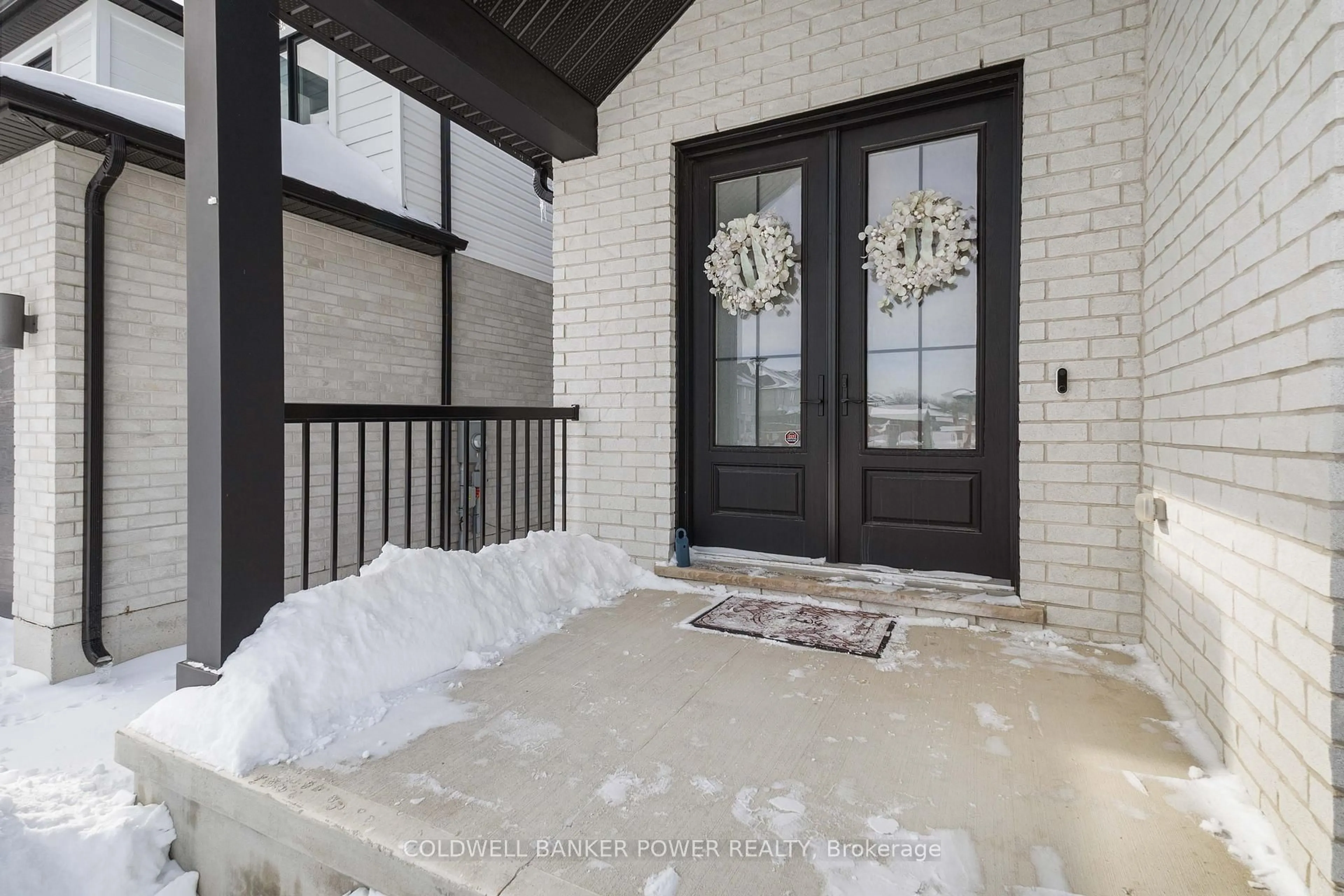 Indoor entryway for 1588 Medway Park Dr, London North Ontario N6G 3W1