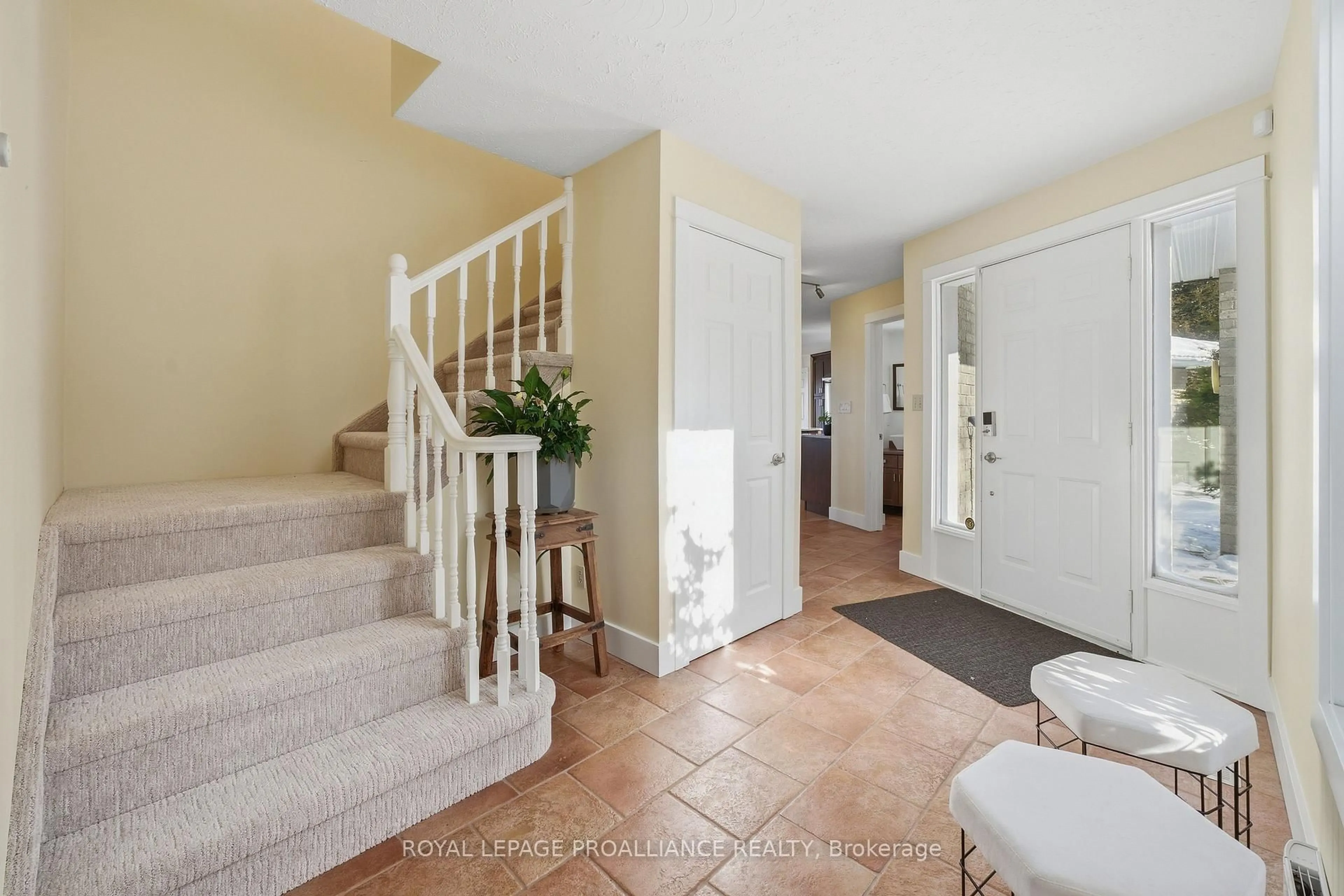 Indoor entryway for 527 Flying Club Rd, Stirling Ontario K0K 3E0
