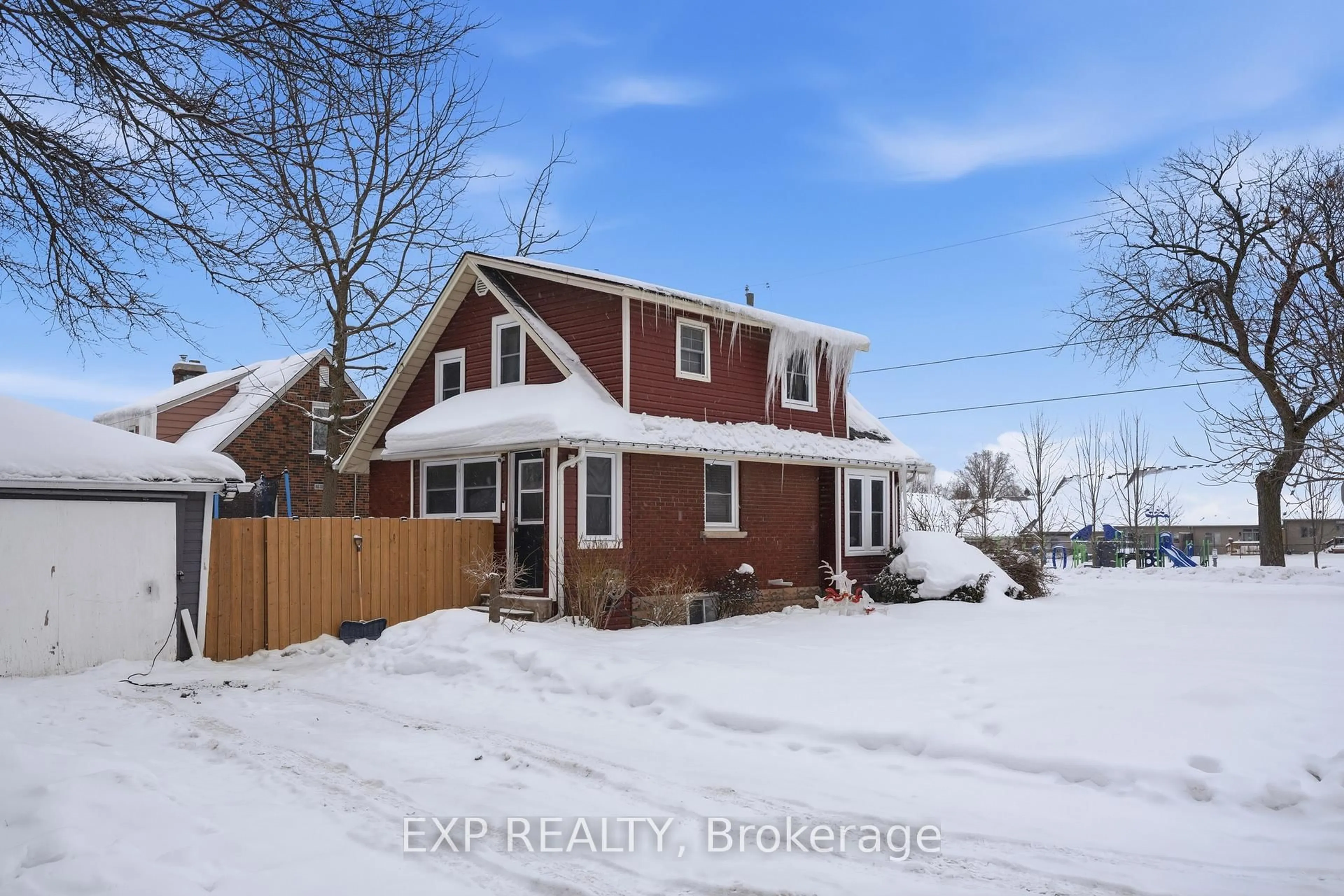 A pic from outside/outdoor area/front of a property/back of a property/a pic from drone, street for 5537 Prince Edward Ave, Niagara Falls Ontario L2G 5H7