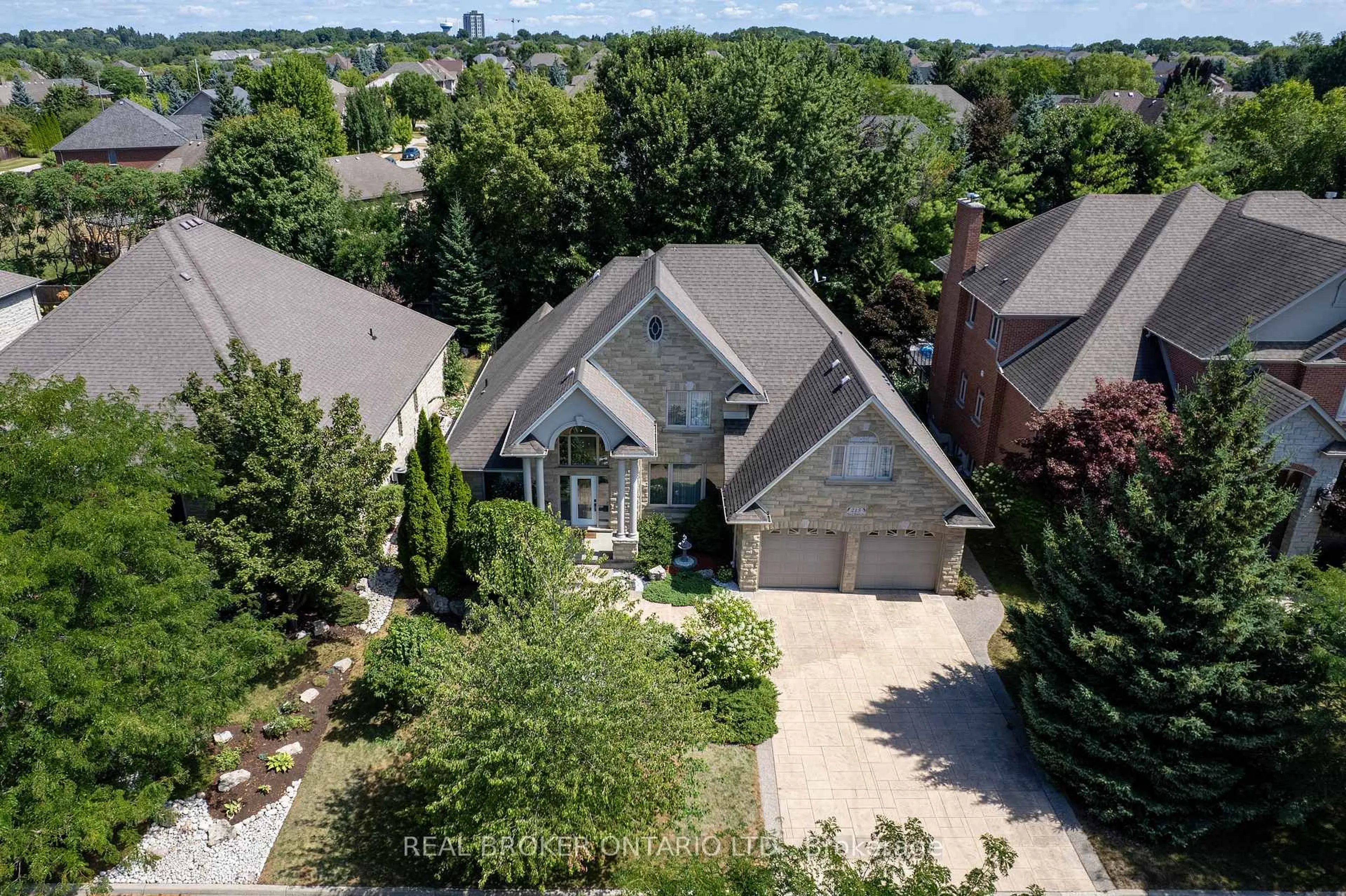 A pic from outside/outdoor area/front of a property/back of a property/a pic from drone, street for 215 Black Maple Crt, Kitchener Ontario N2P 2W8