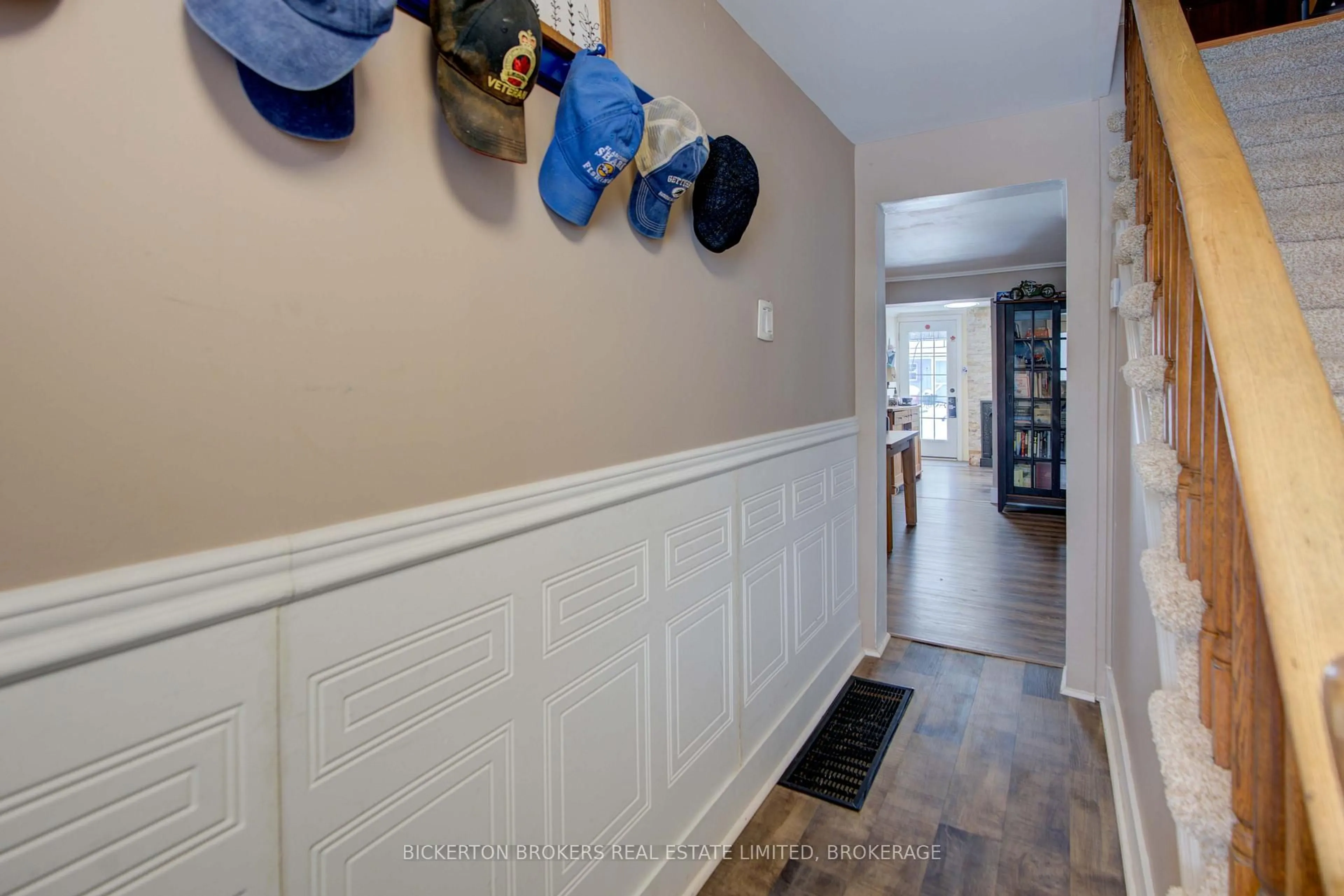 Indoor entryway for 85 Elm St, Gananoque Ontario K7G 2S8