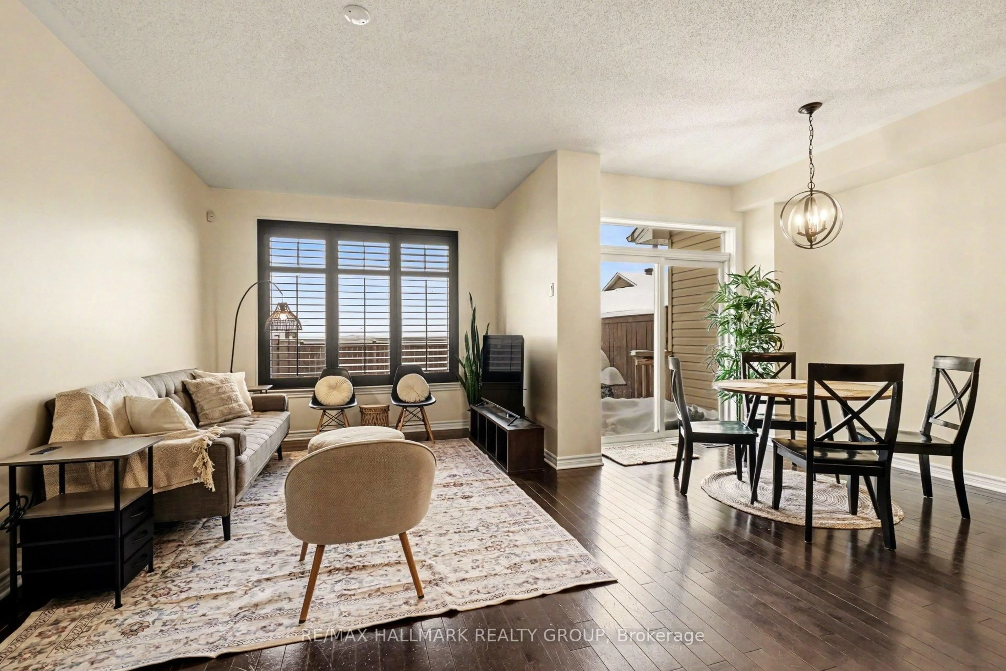 Living room with furniture, unknown for 122 Minoterie Rdge, Ottawa Ontario K4A 0Y5