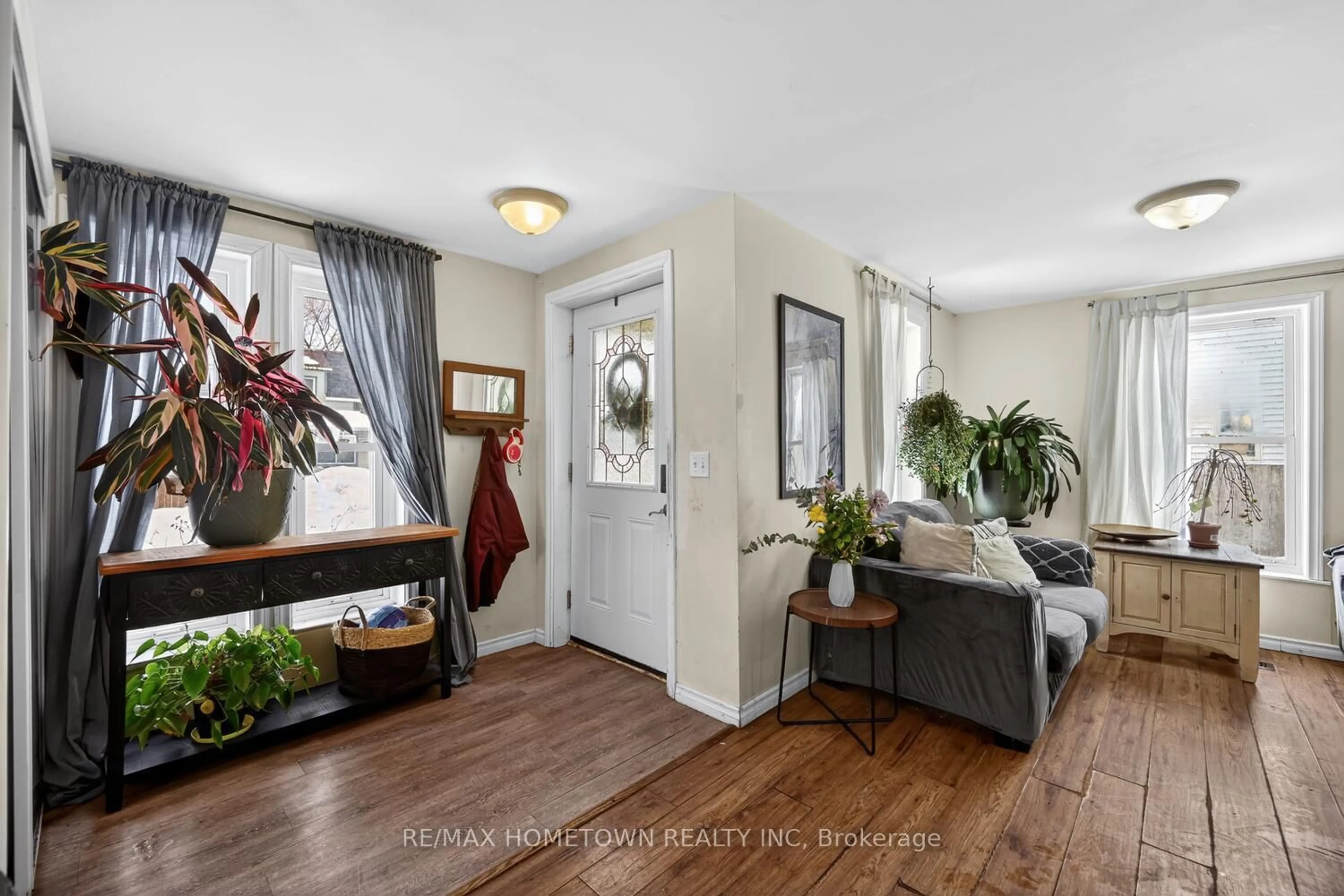 Indoor entryway for 24 William St, Edwardsburgh/Cardinal Ontario K0E 1E0