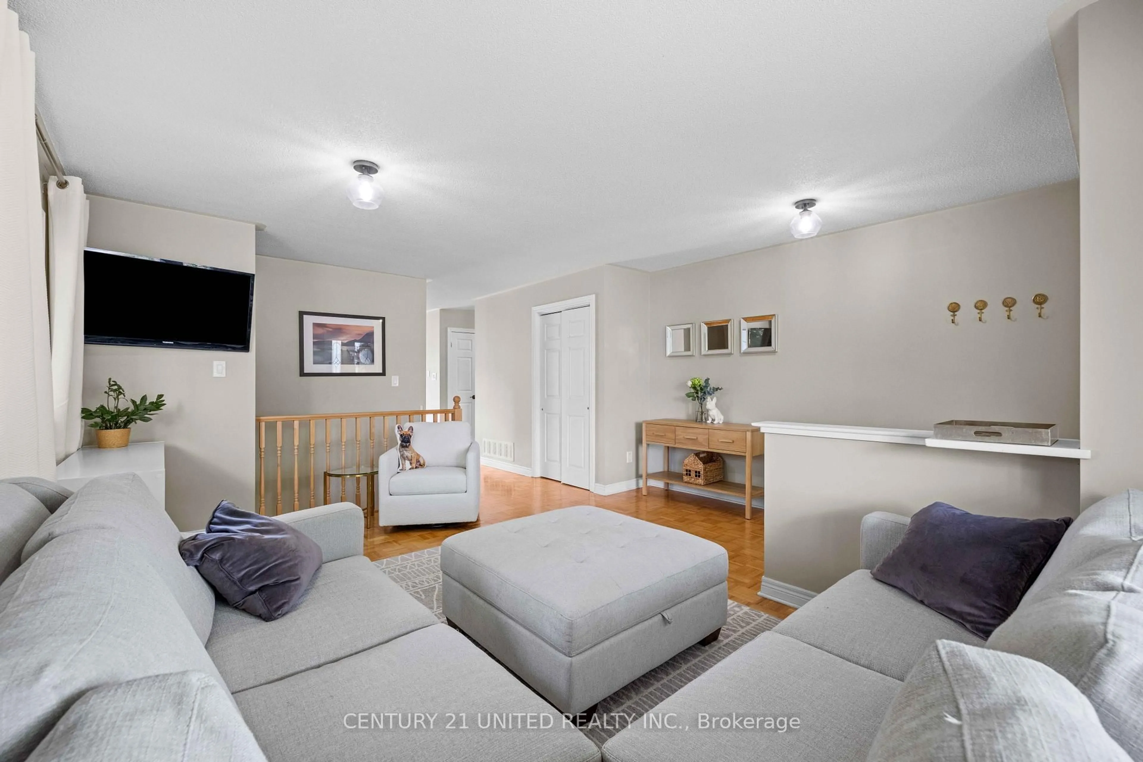 Living room with furniture, unknown for 487 Fortye Dr, Peterborough West Ontario K9K 2H1