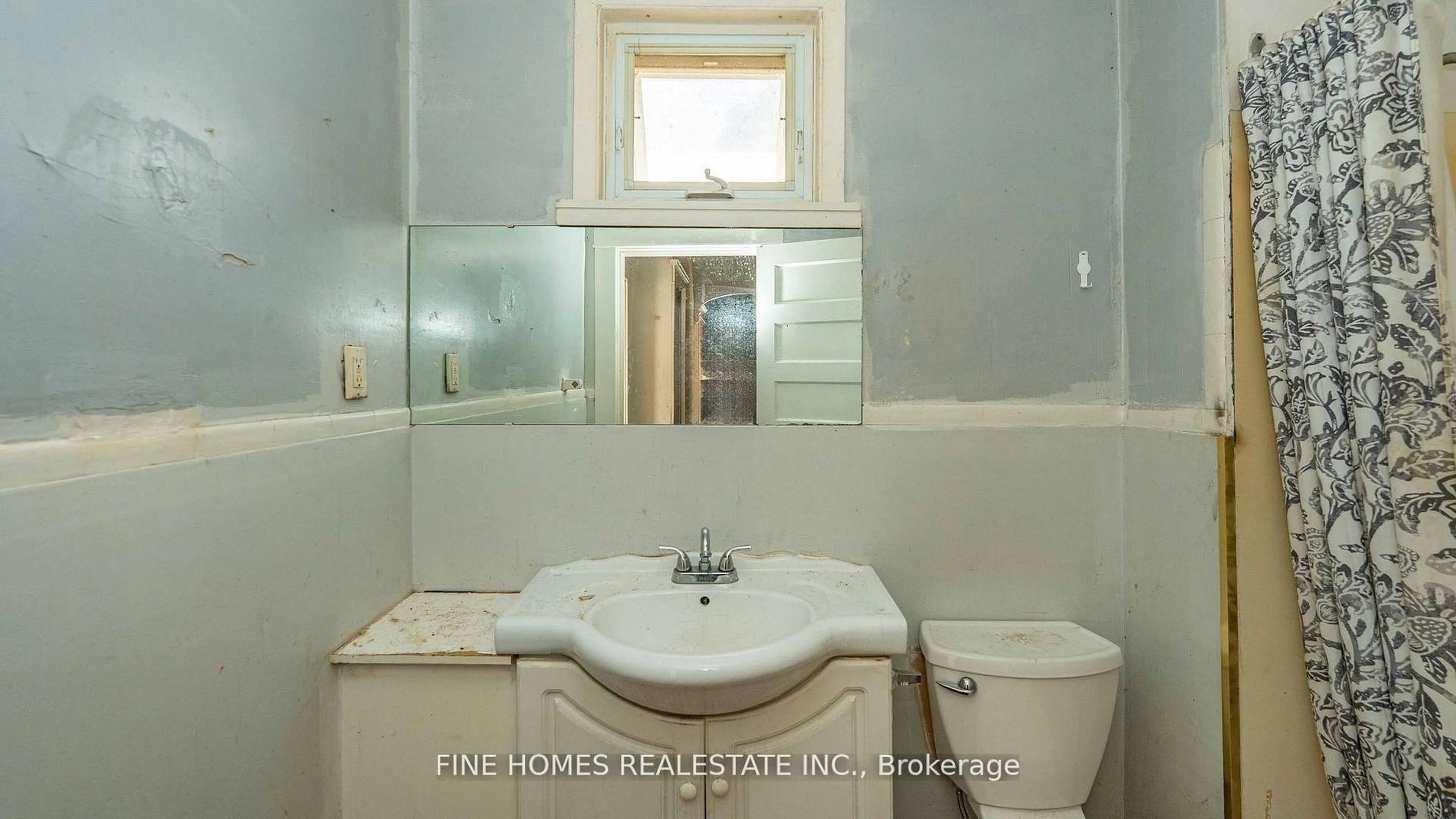 Standard bathroom, ceramic/tile floor for 175 Stewart St, Peterborough Ontario K9J 3M4