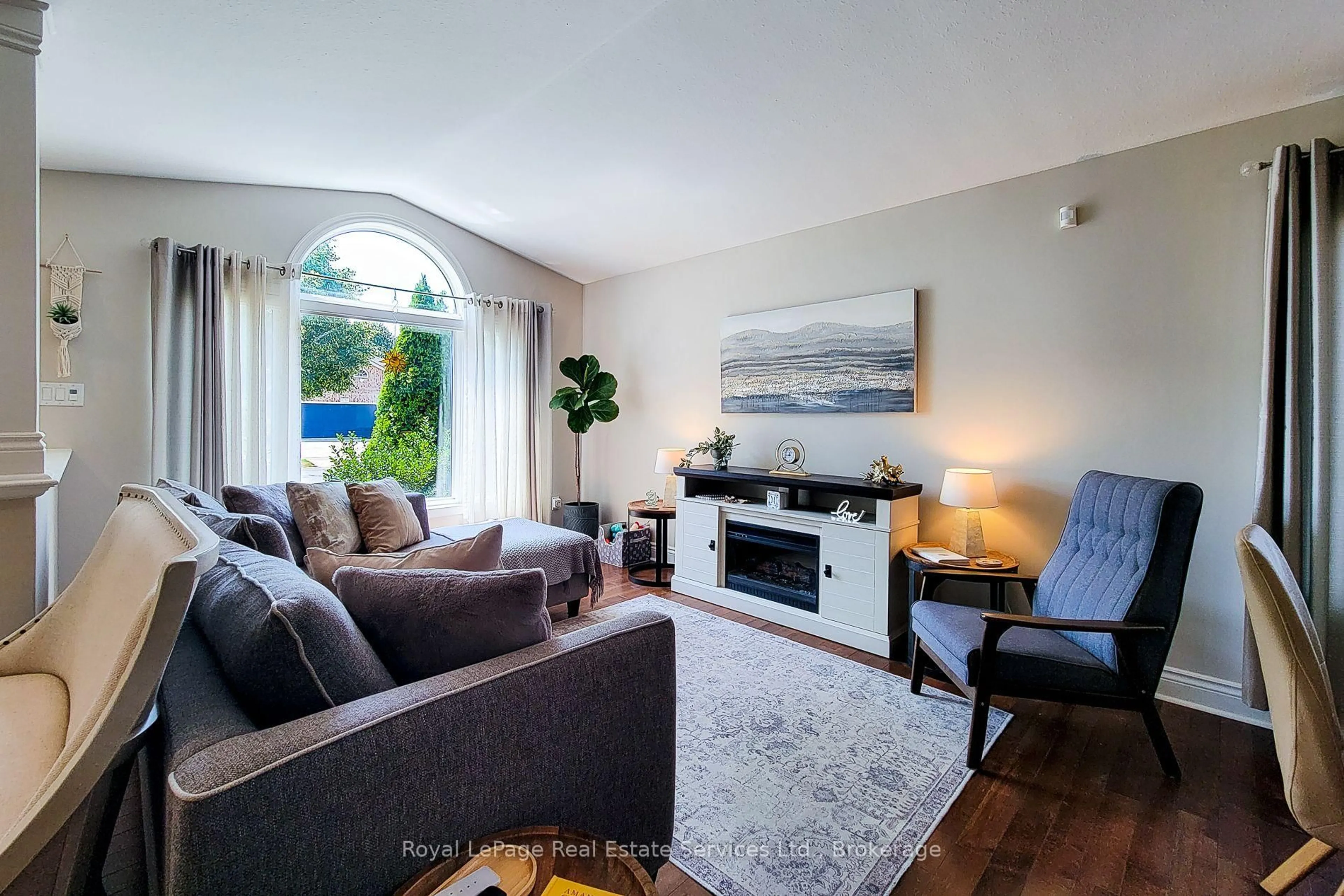 Living room with furniture, unknown for 8111 Woodsview Cres, Niagara Falls Ontario L2H 3G3