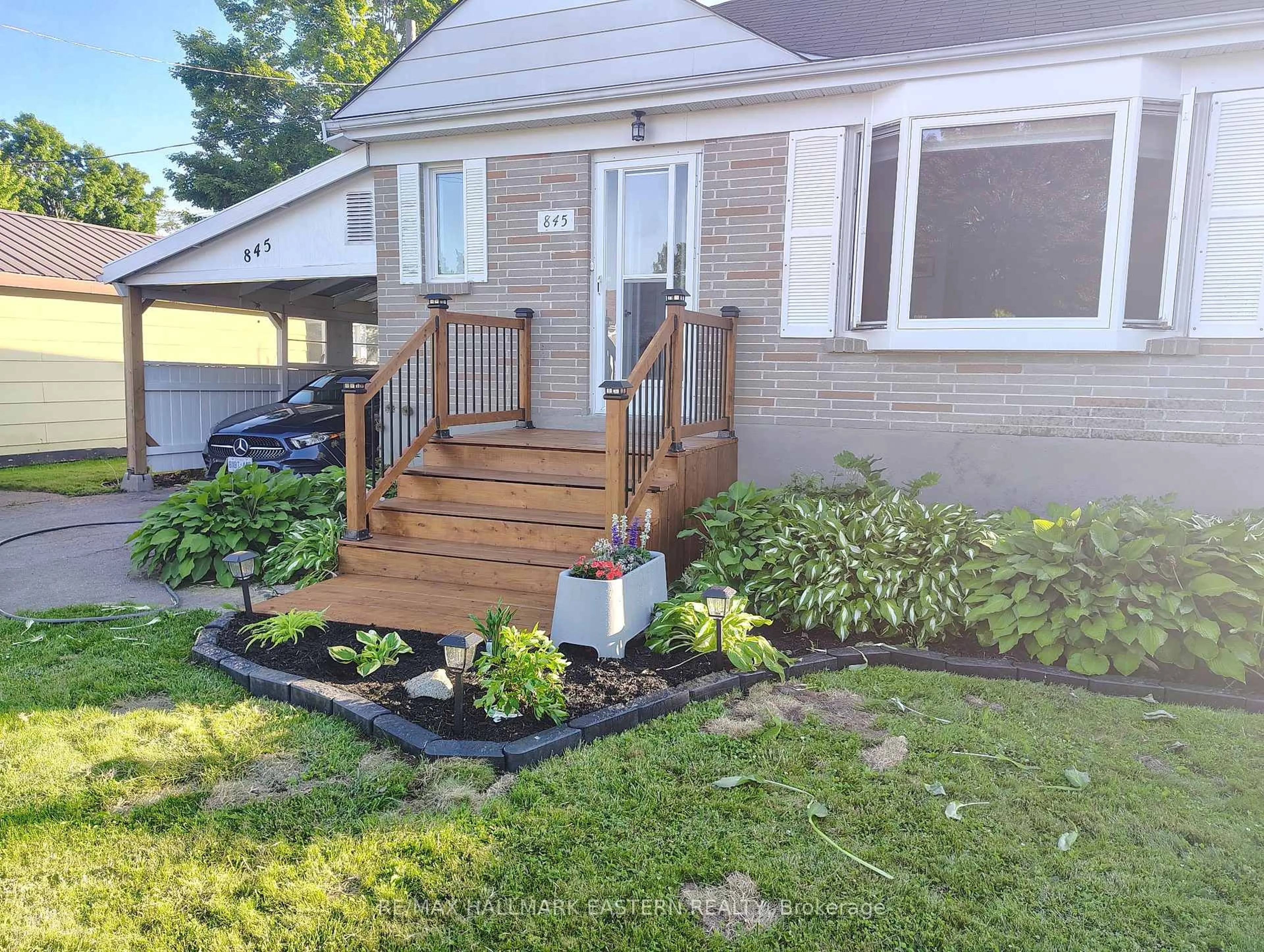 Unknown for 845 Gilbert St, Peterborough Ontario K9H 6G6