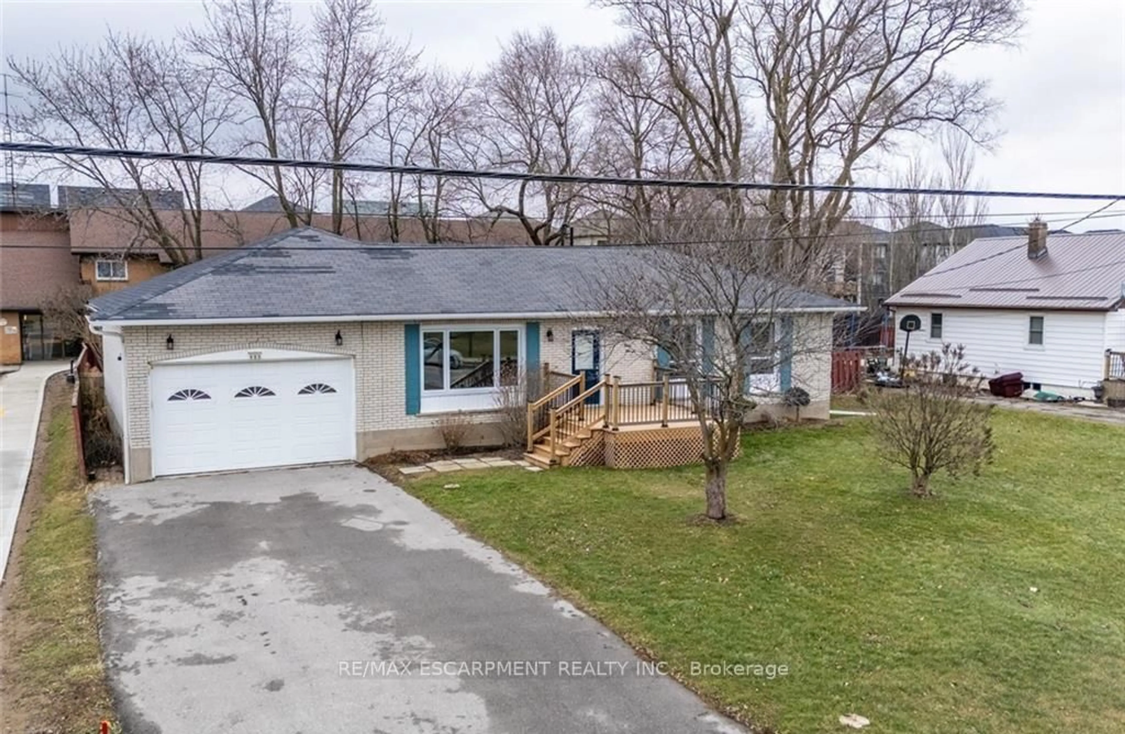 A pic from outside/outdoor area/front of a property/back of a property/a pic from drone, street for 111 KING St, Haldimand Ontario N0A 1H0
