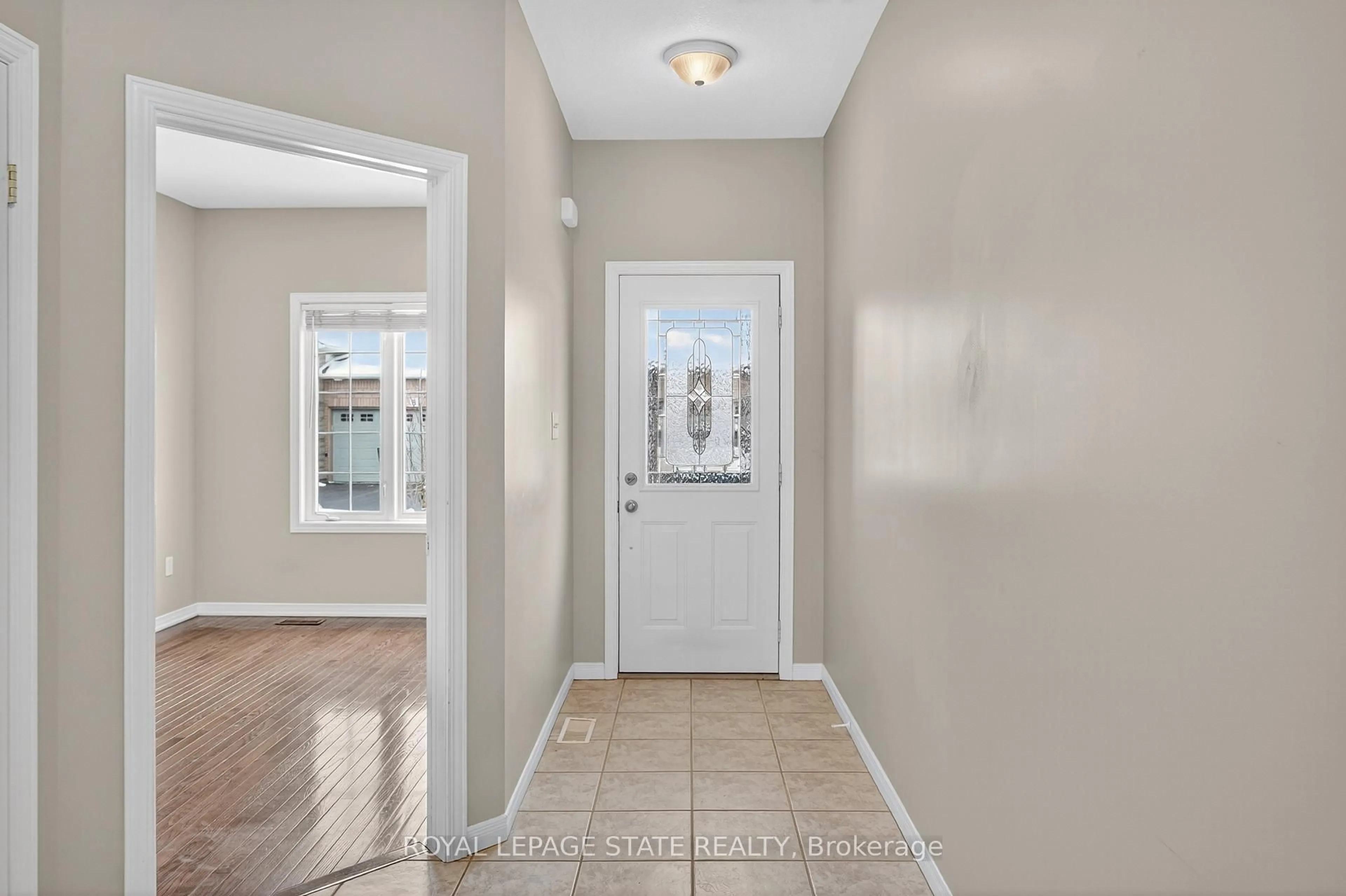 Indoor entryway for 9 Manitoulin Tr, Hamilton Ontario L9B 2X8