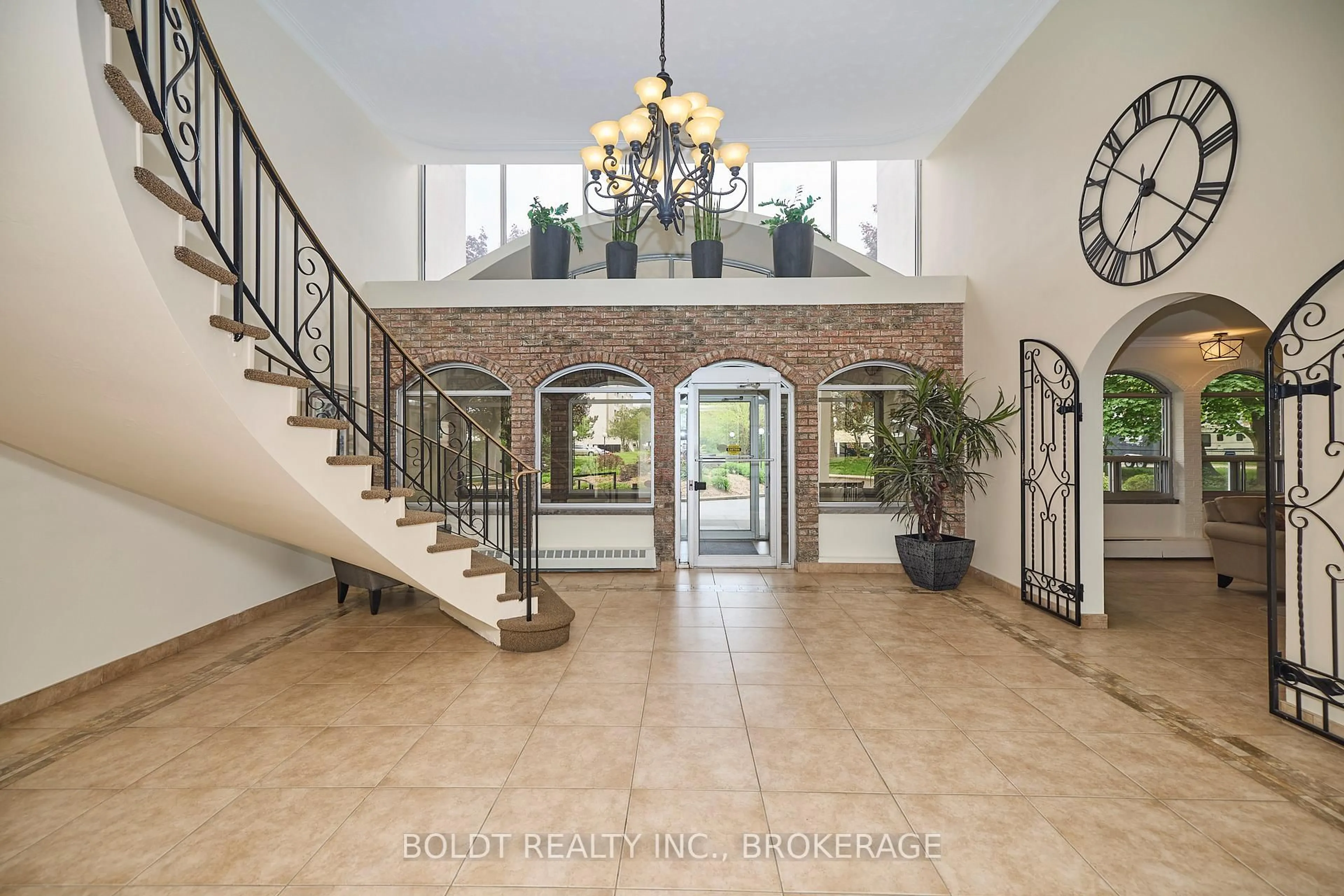 Indoor foyer for 365 Geneva St #409, St. Catharines Ontario L2N 5S7