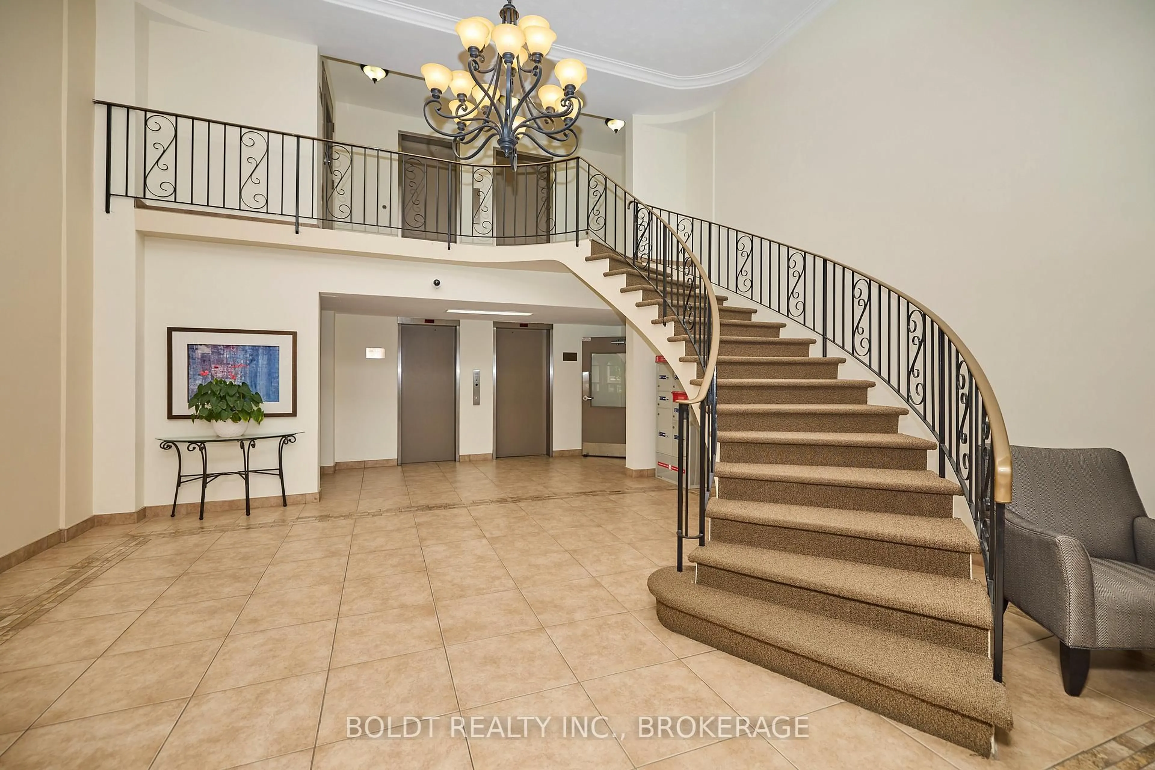 Indoor foyer for 365 Geneva St #409, St. Catharines Ontario L2N 5S7