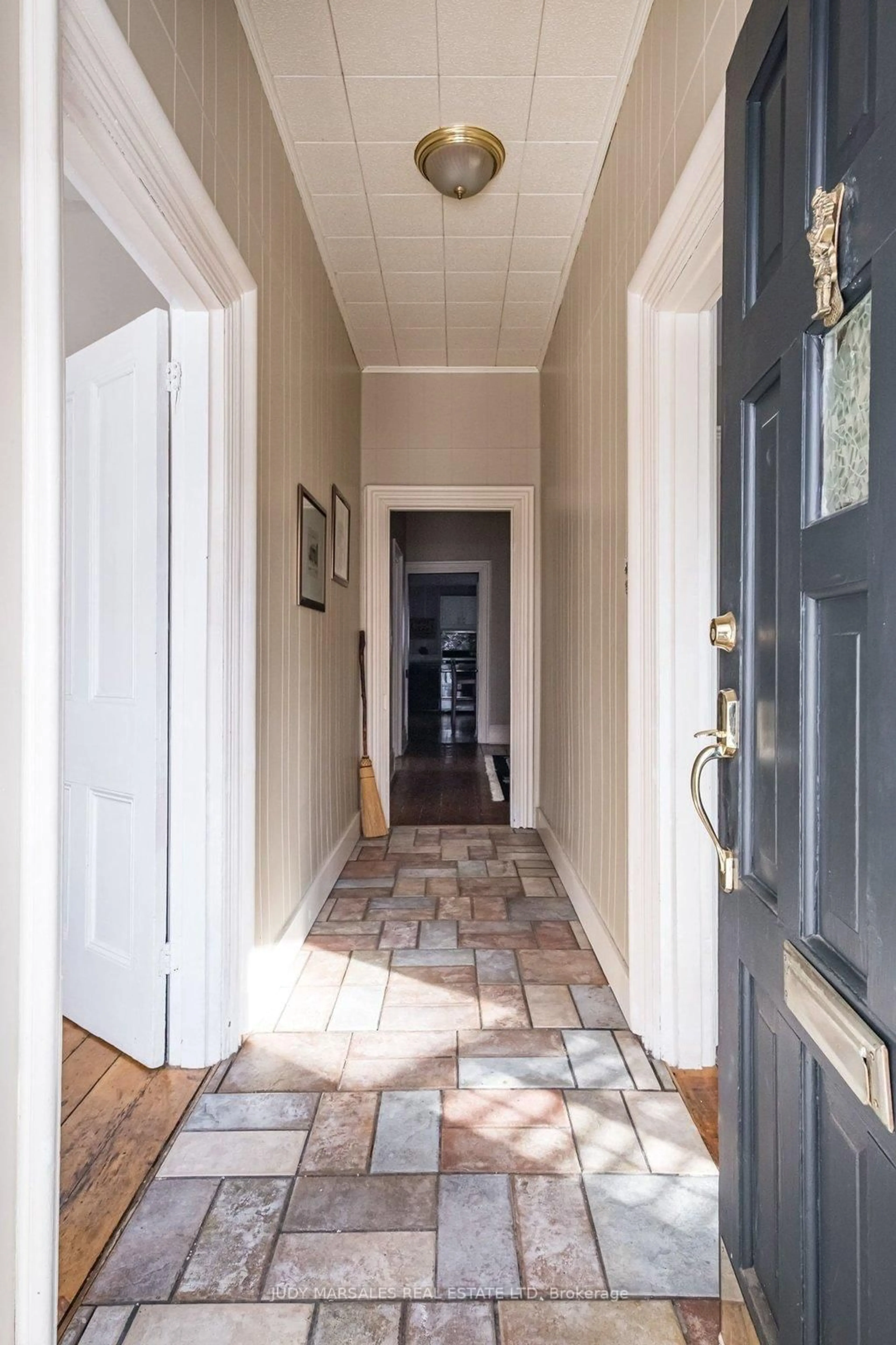 Indoor entryway for 50 Macaulay St, Hamilton Ontario L8L 1E7