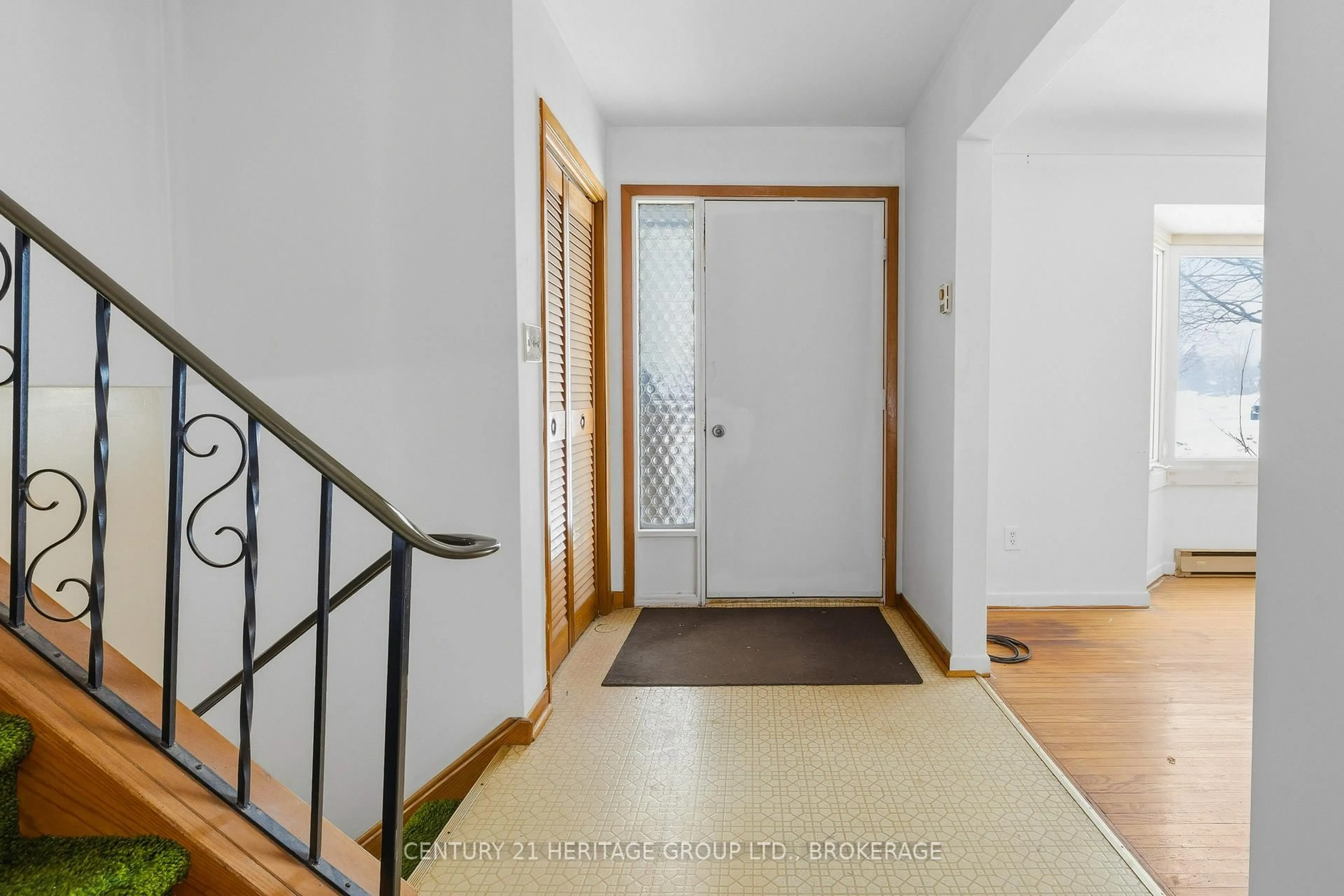 Indoor entryway for 634 Fleet St, Kingston Ontario K7M 5A2