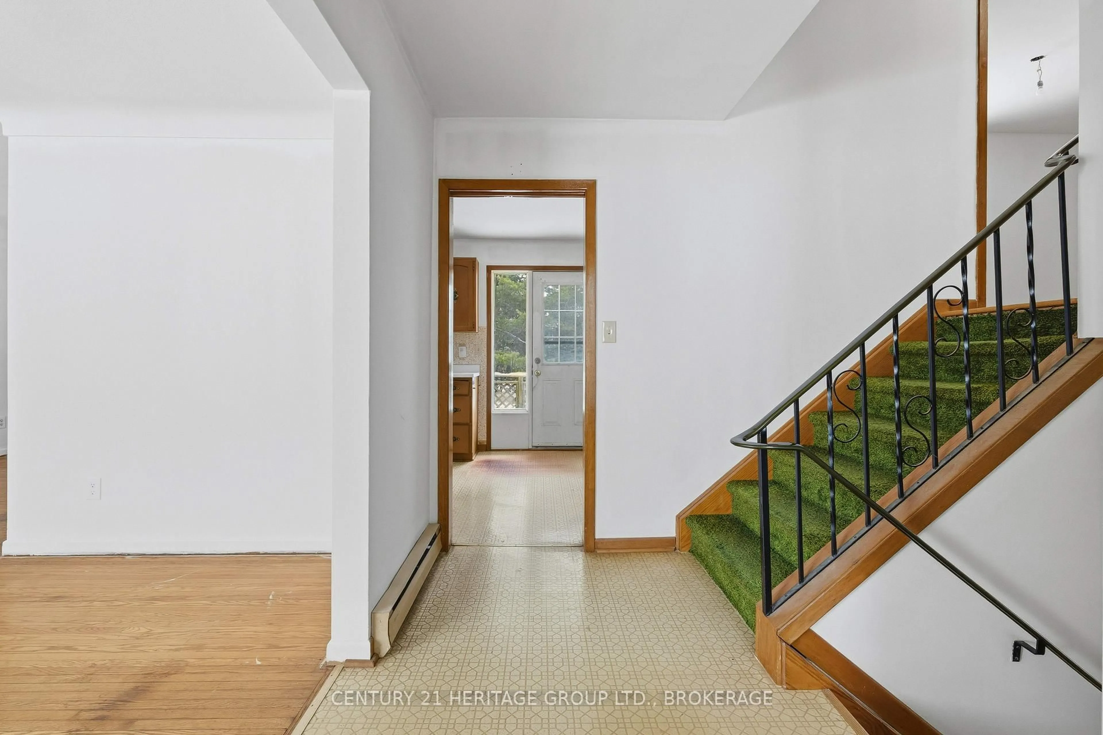 Indoor foyer for 634 Fleet St, Kingston Ontario K7M 5A2