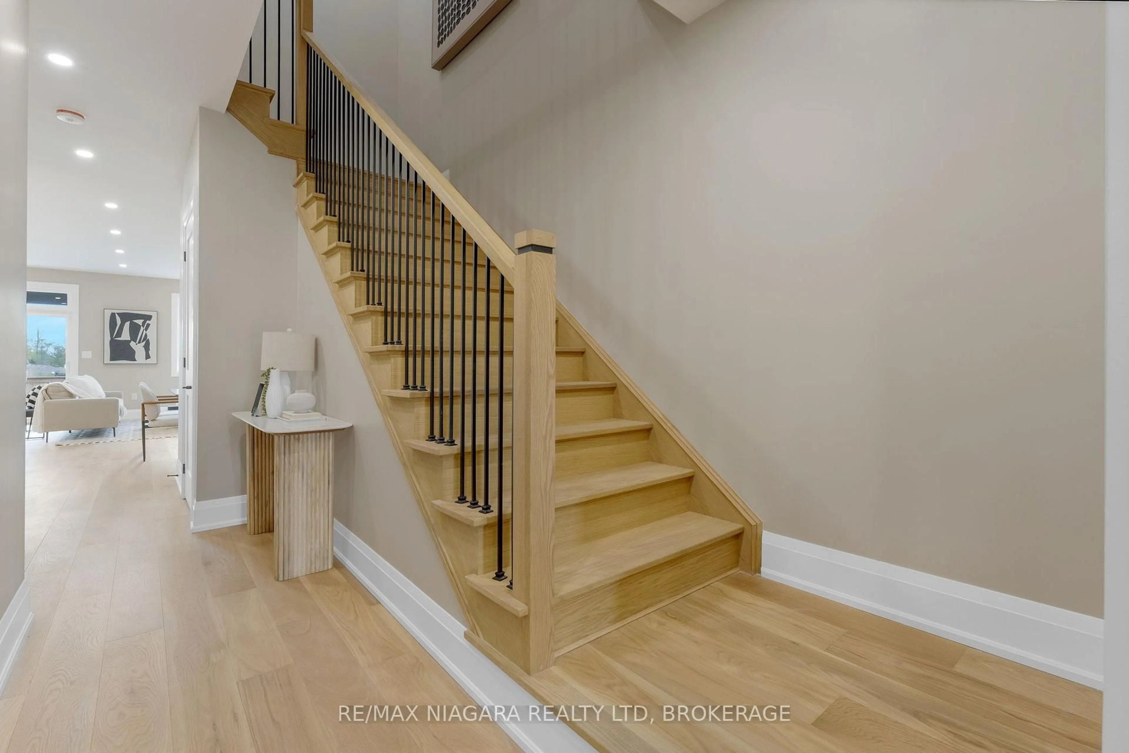 Stairs for 6200 Curlin Cres, Niagara Falls Ontario L2H 0B8
