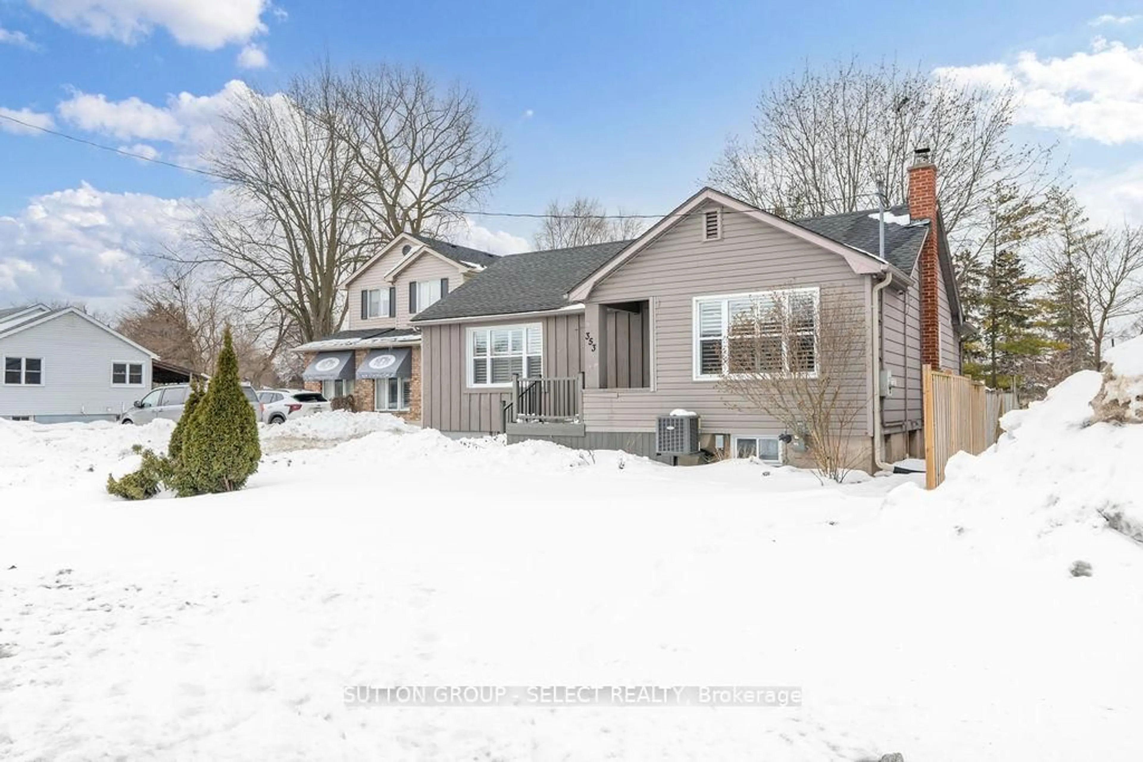 A pic from outside/outdoor area/front of a property/back of a property/a pic from drone, street for 353 Clarke Rd, London East Ontario N5W 5G4