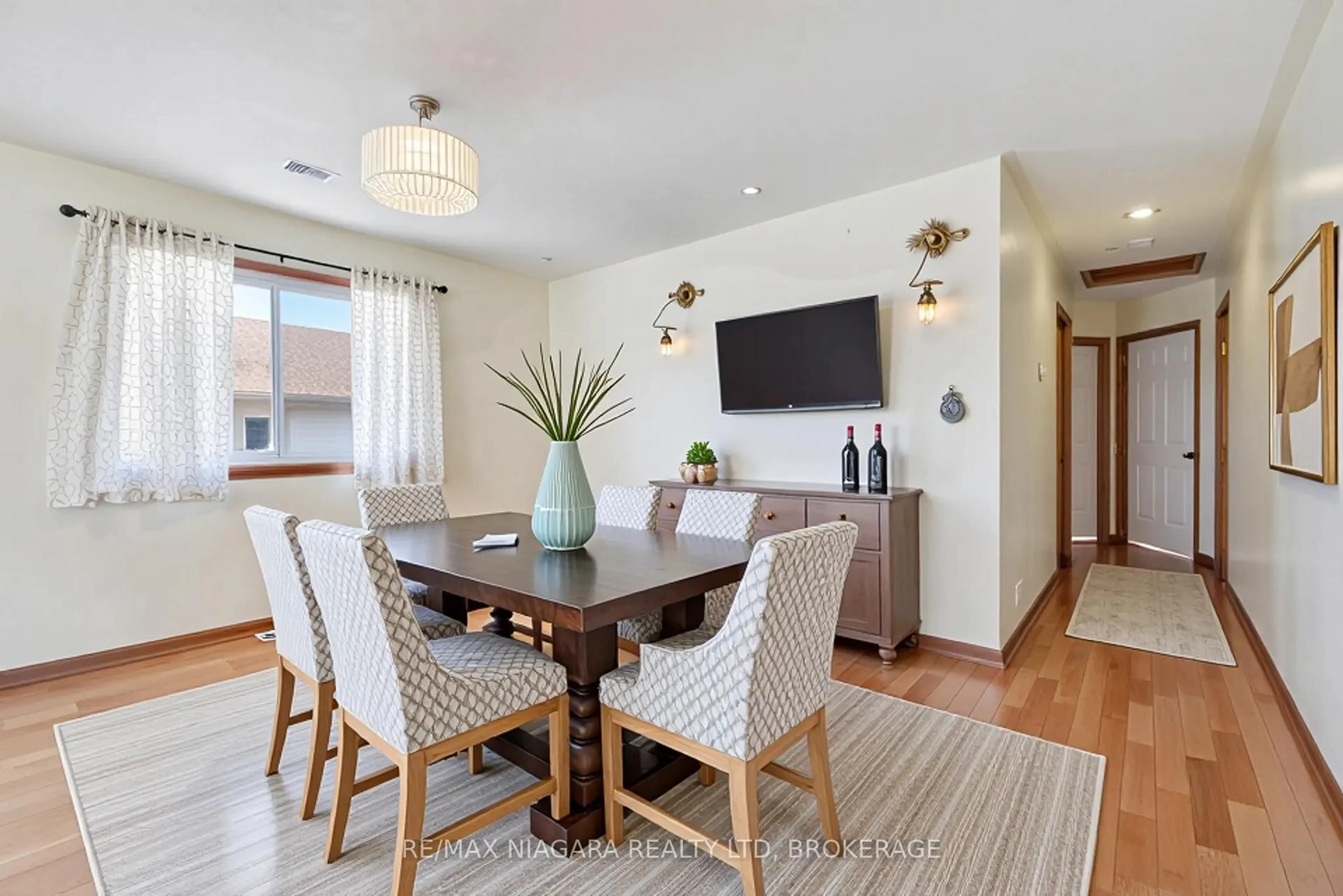 Dining room, wood/laminate floor for 7516 Monastery Dr, Niagara Falls Ontario L2H 3A7
