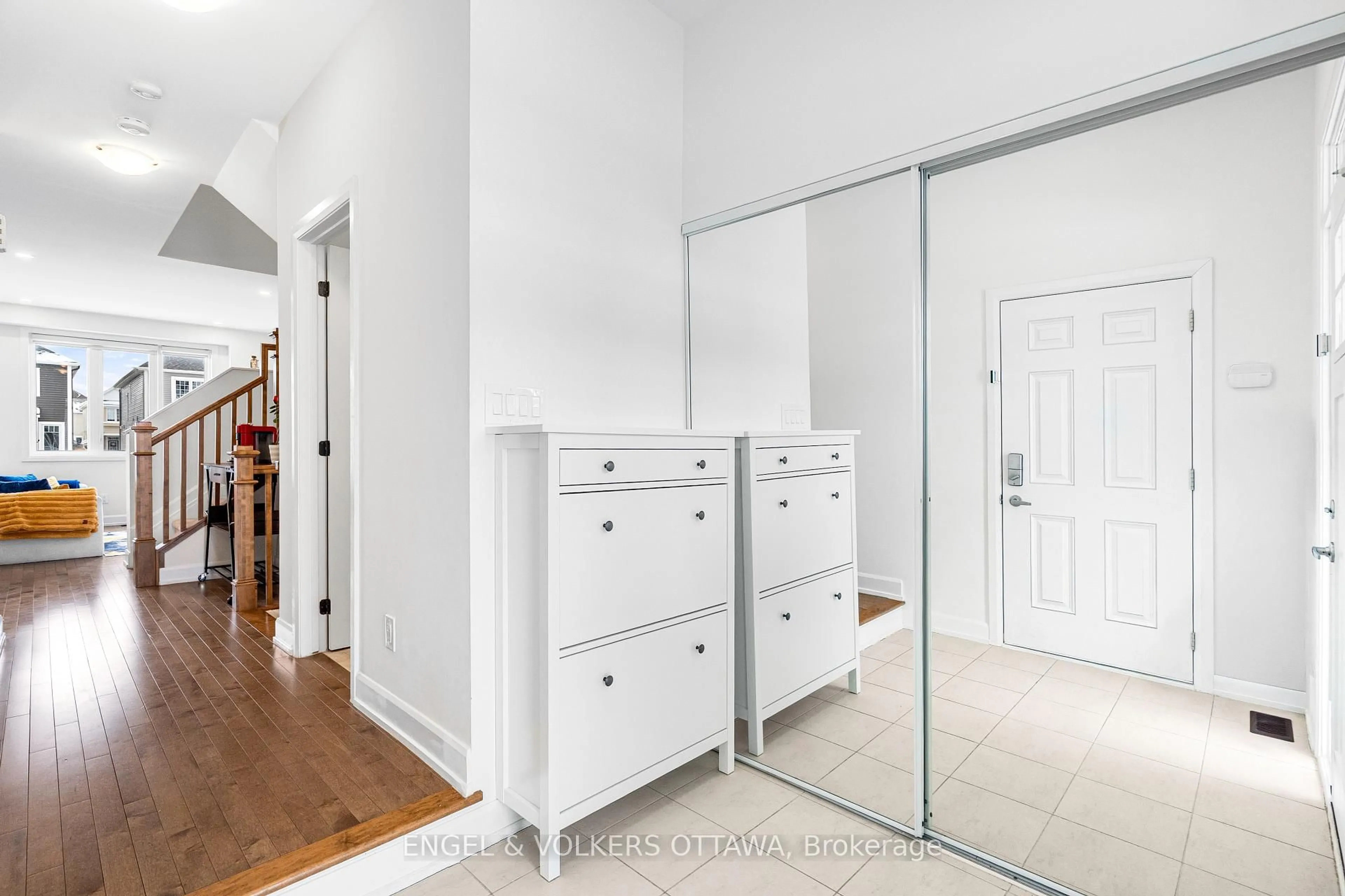 Indoor entryway for 56 GARDENPOST Terr, Ottawa Ontario K4A 5H2