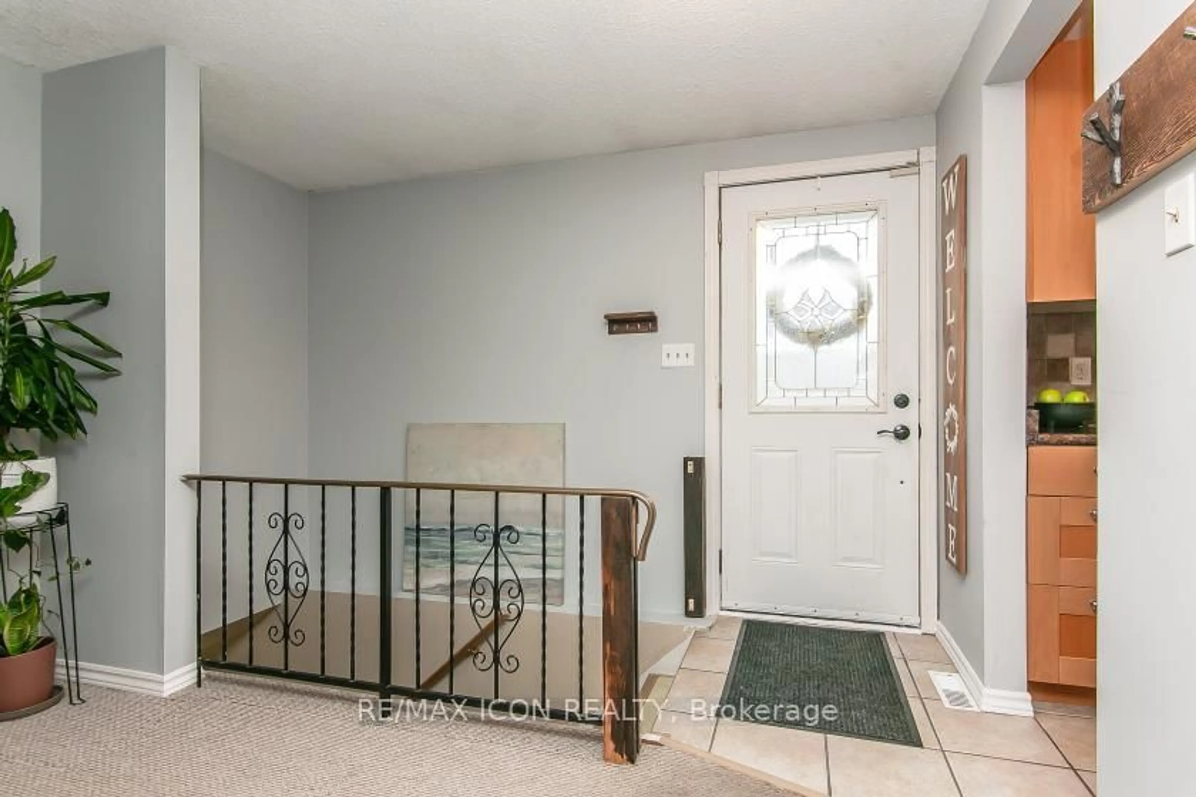 Indoor entryway for 528 Whitelaw Rd, Guelph Ontario N1K 1A2