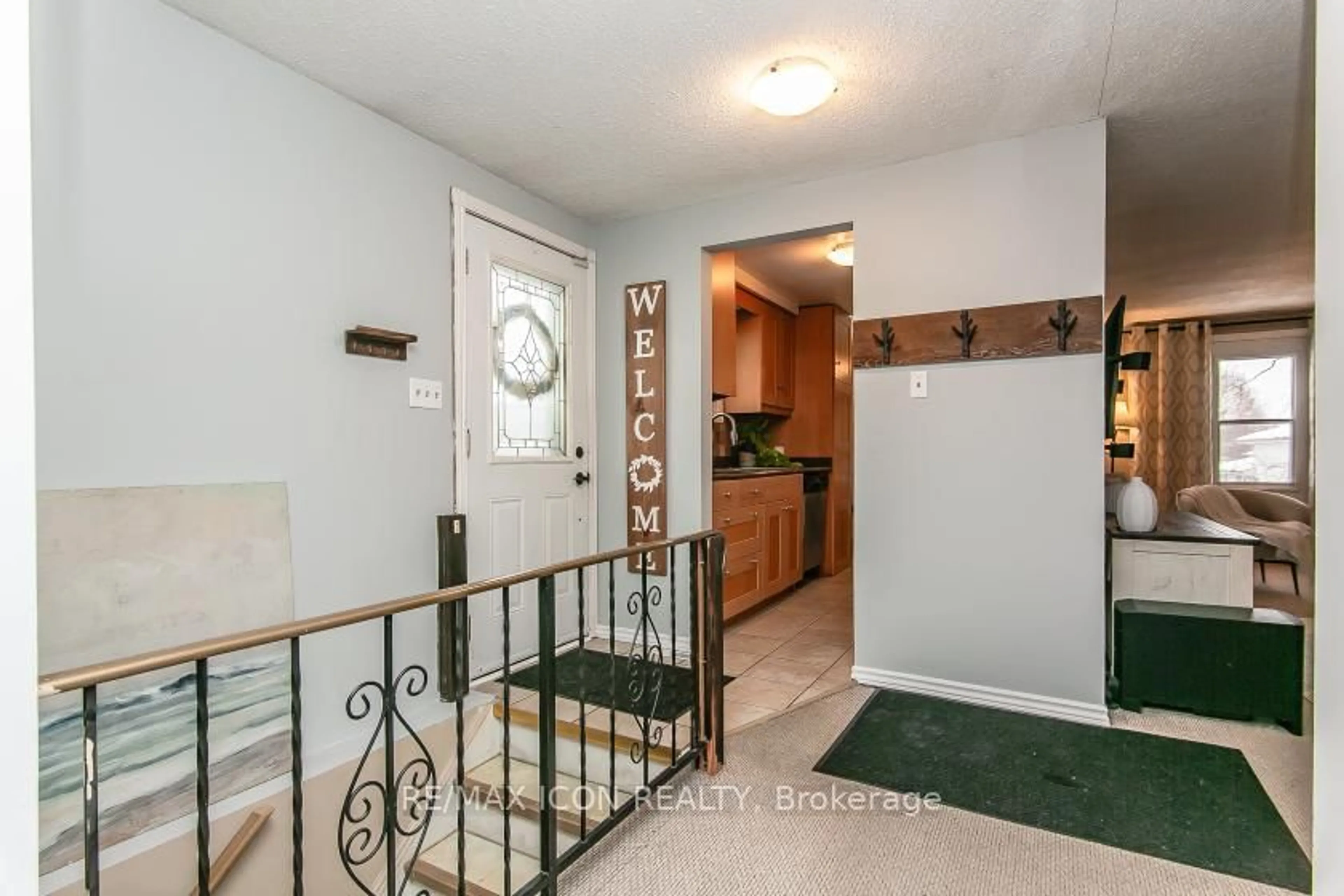 Indoor entryway for 528 Whitelaw Rd, Guelph Ontario N1K 1A2
