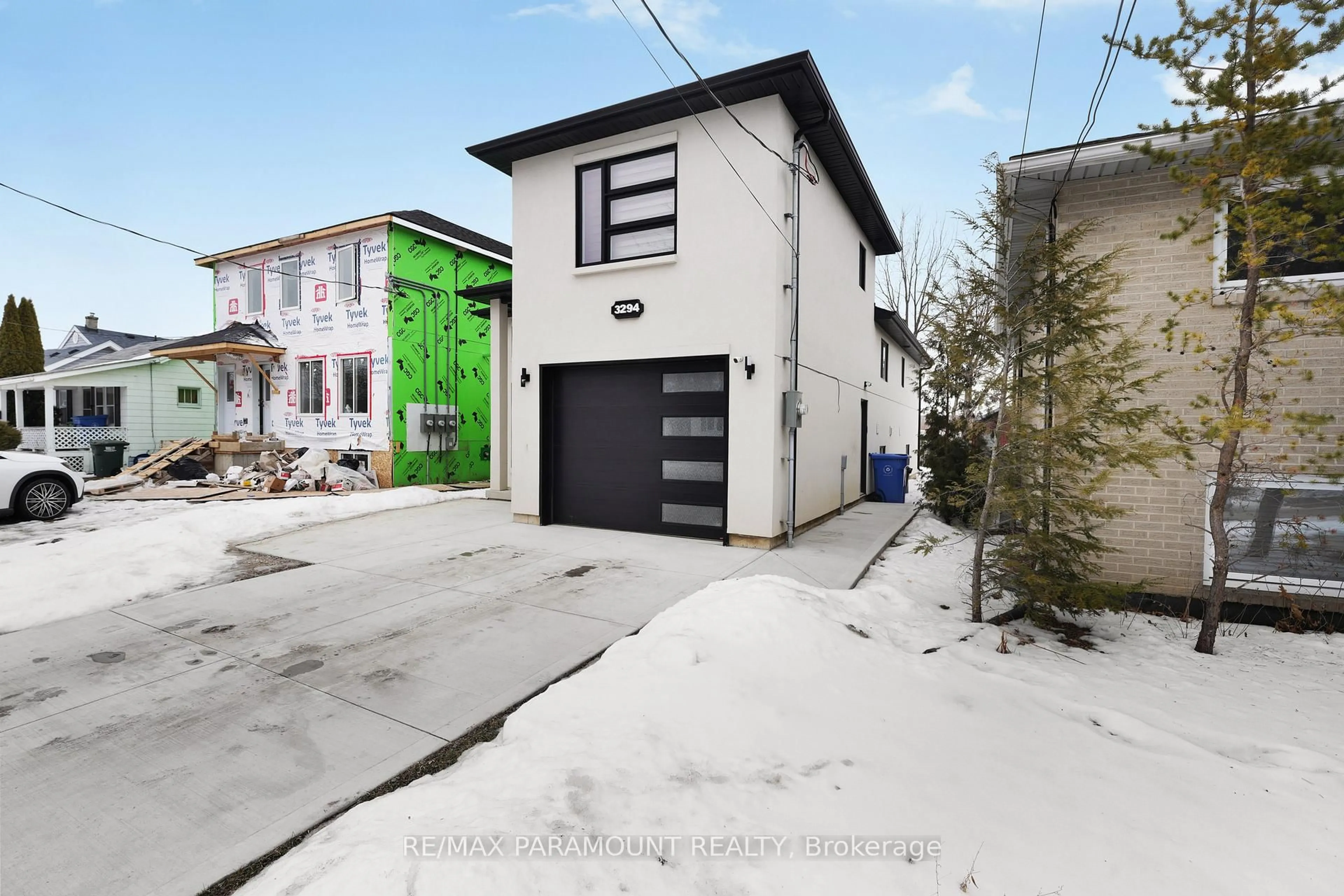 Indoor garage for 3294 Riberdy Rd, Windsor Ontario N8W 3T9