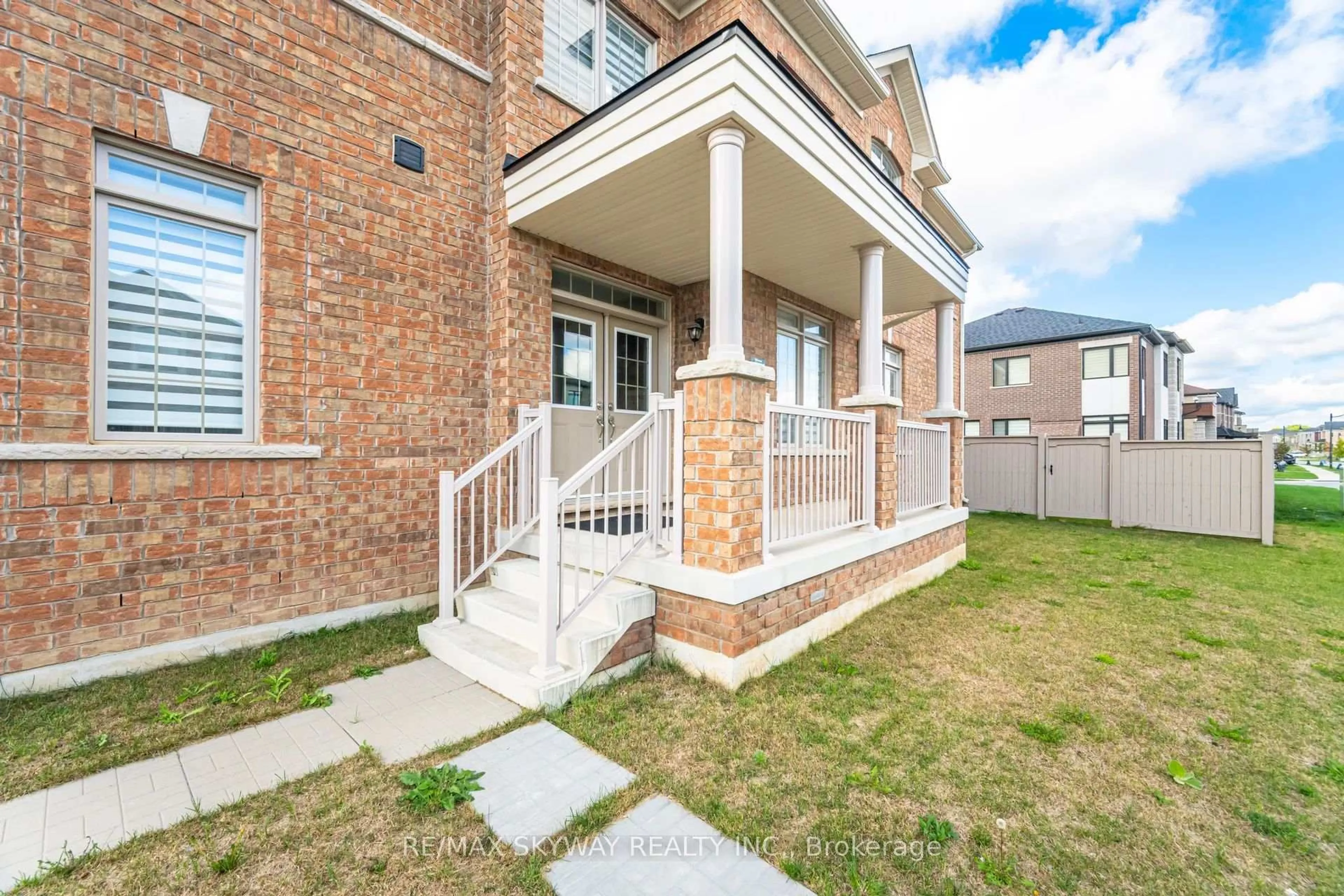 Home with brick exterior material, street for 68 Pond View Gate, Hamilton Ontario L8B 2A1
