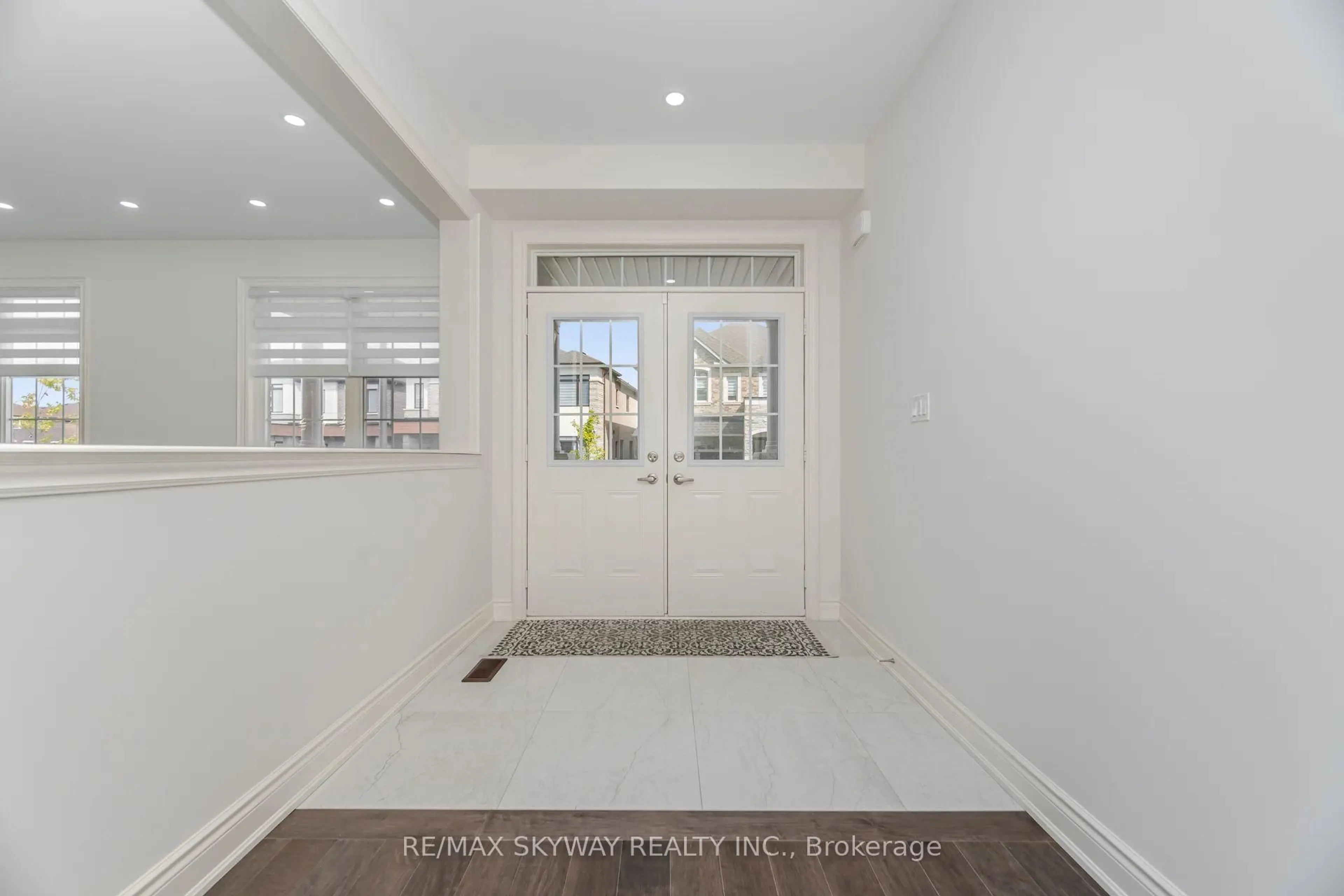Indoor entryway for 68 Pond View Gate, Hamilton Ontario L8B 2A1