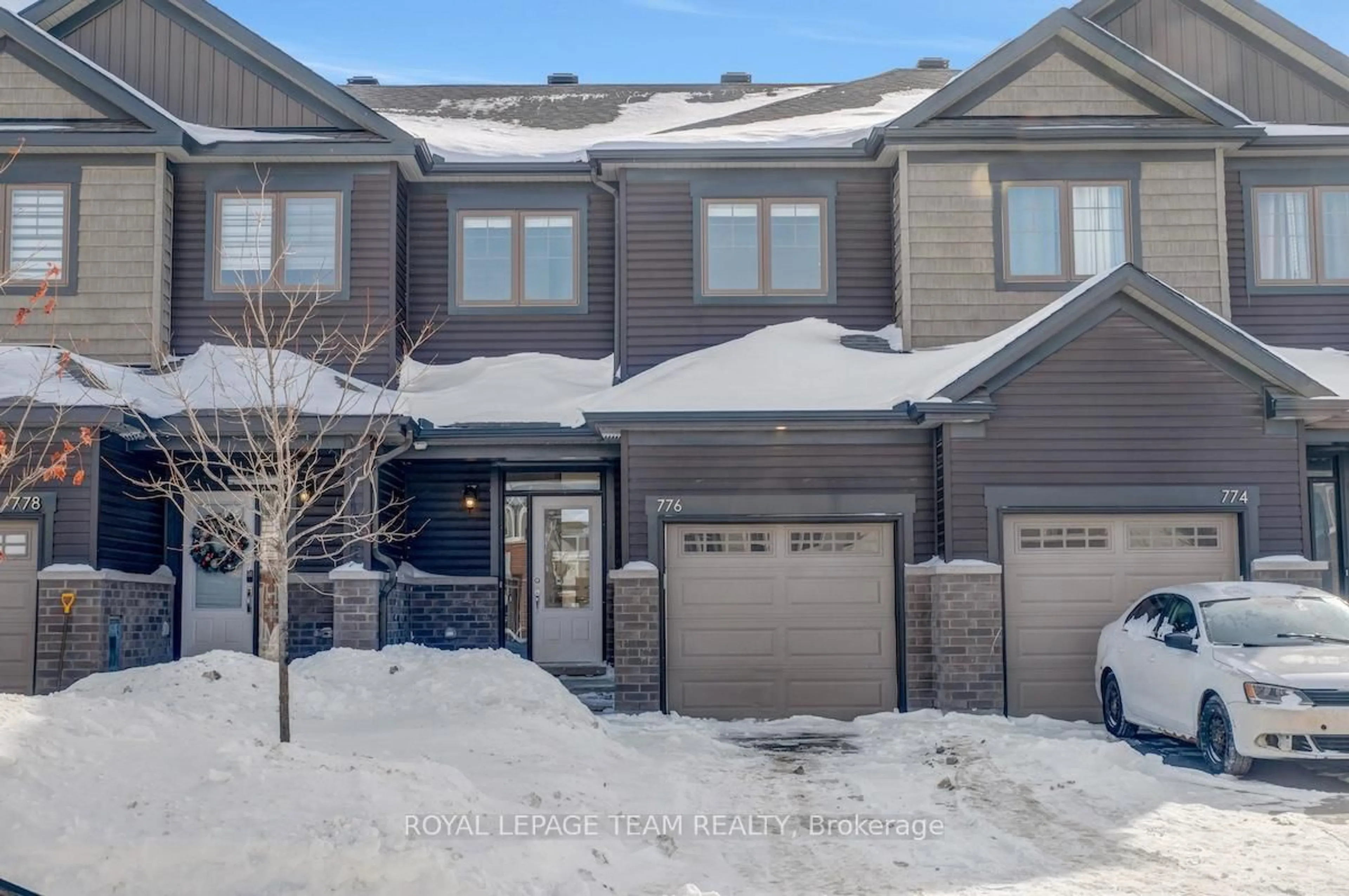 A pic from outside/outdoor area/front of a property/back of a property/a pic from drone, street for 776 Miikana Rd, Ottawa Ontario K1X 0G5