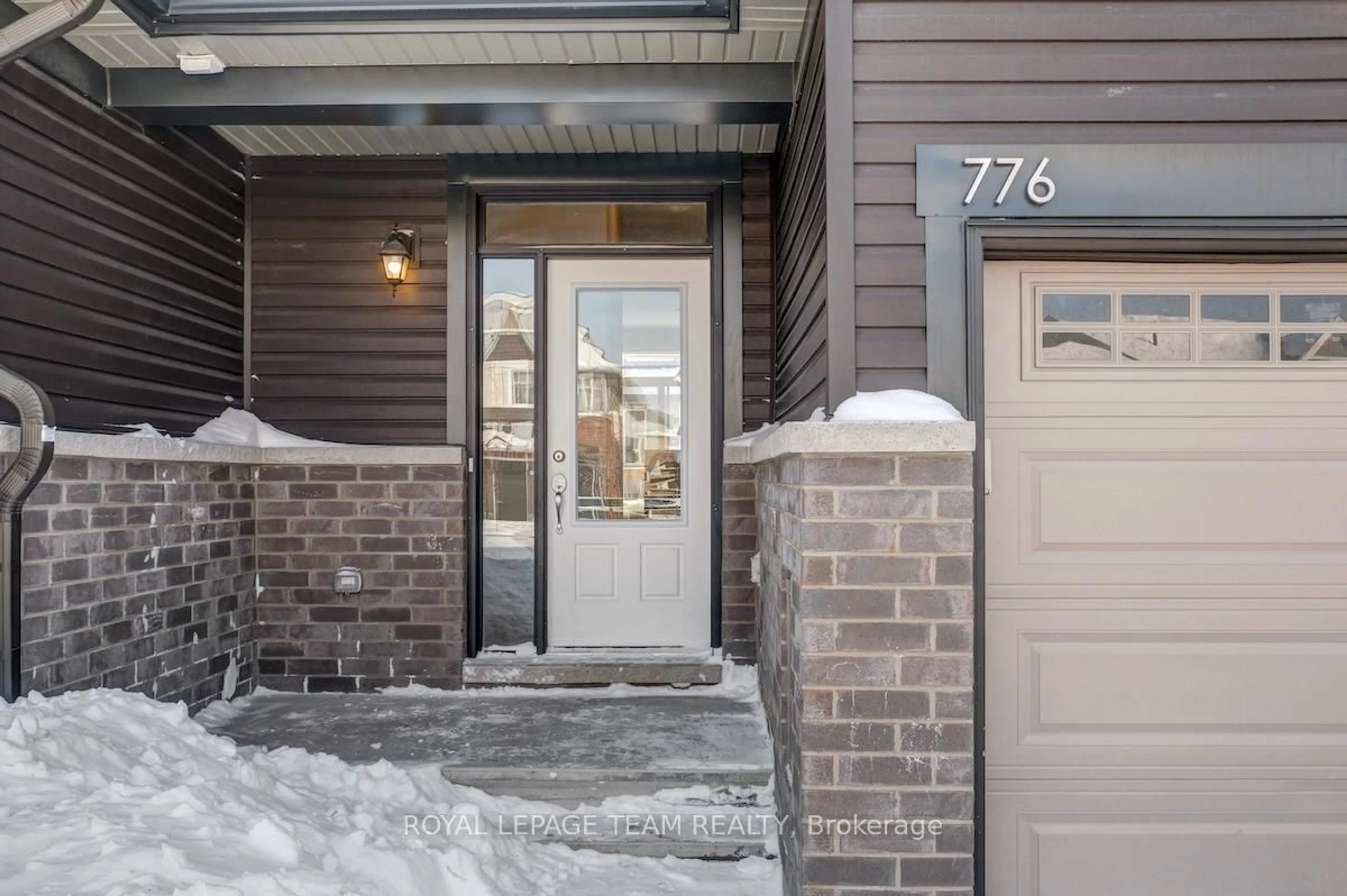 Indoor entryway for 776 Miikana Rd, Ottawa Ontario K1X 0G5