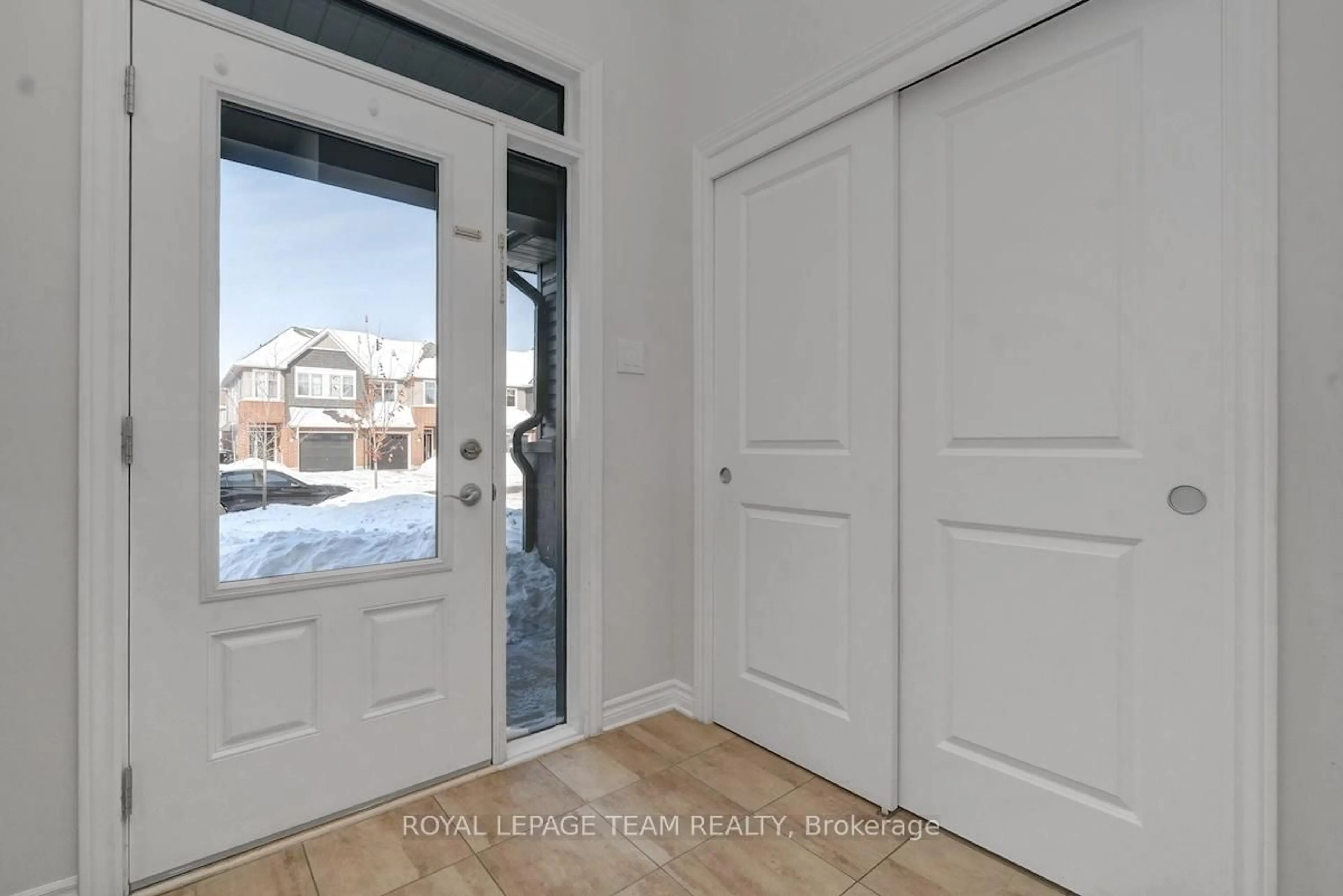 Indoor entryway for 776 Miikana Rd, Ottawa Ontario K1X 0G5