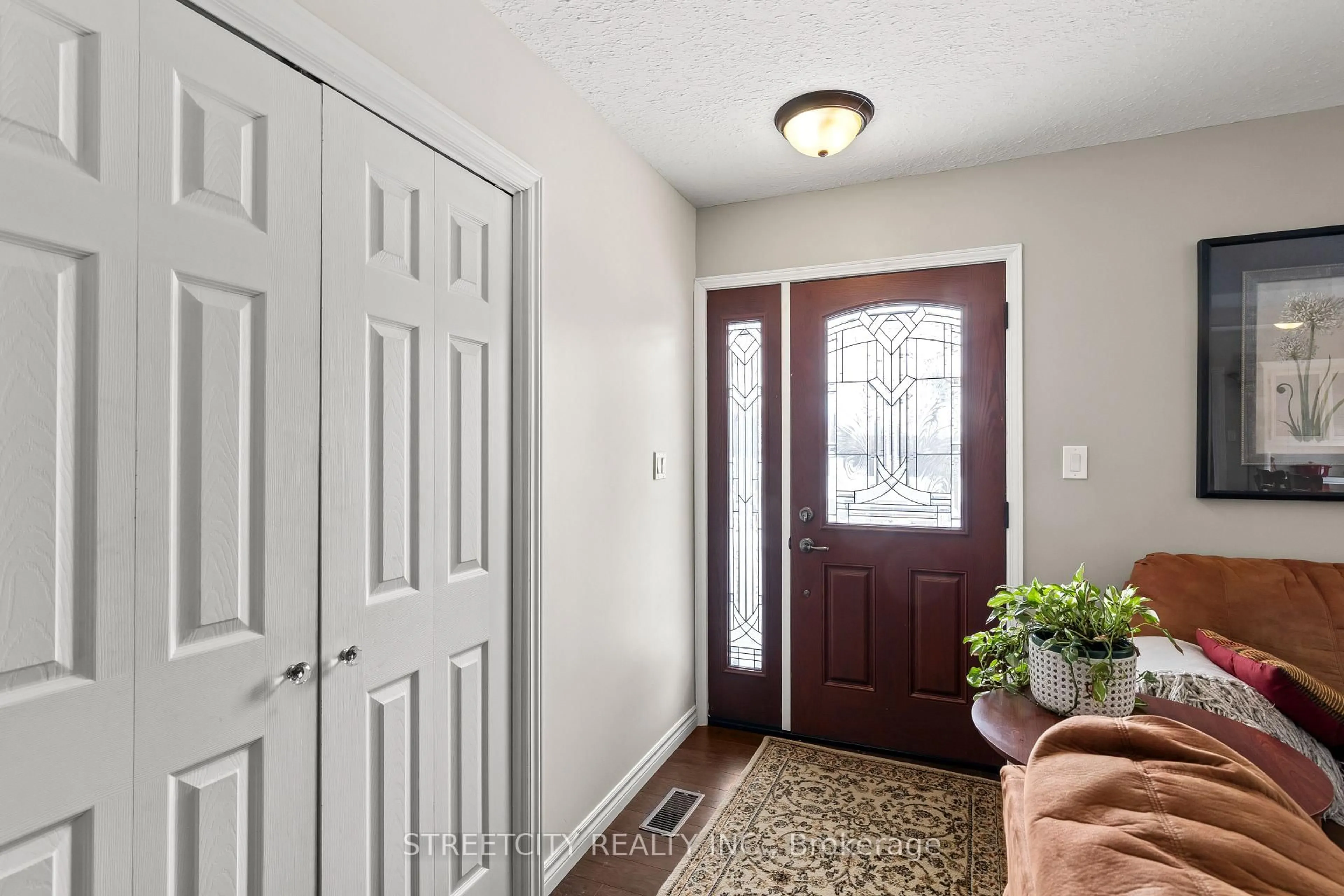 Indoor entryway for 2632 Catherine St, Thames Centre Ontario N0L 1G4