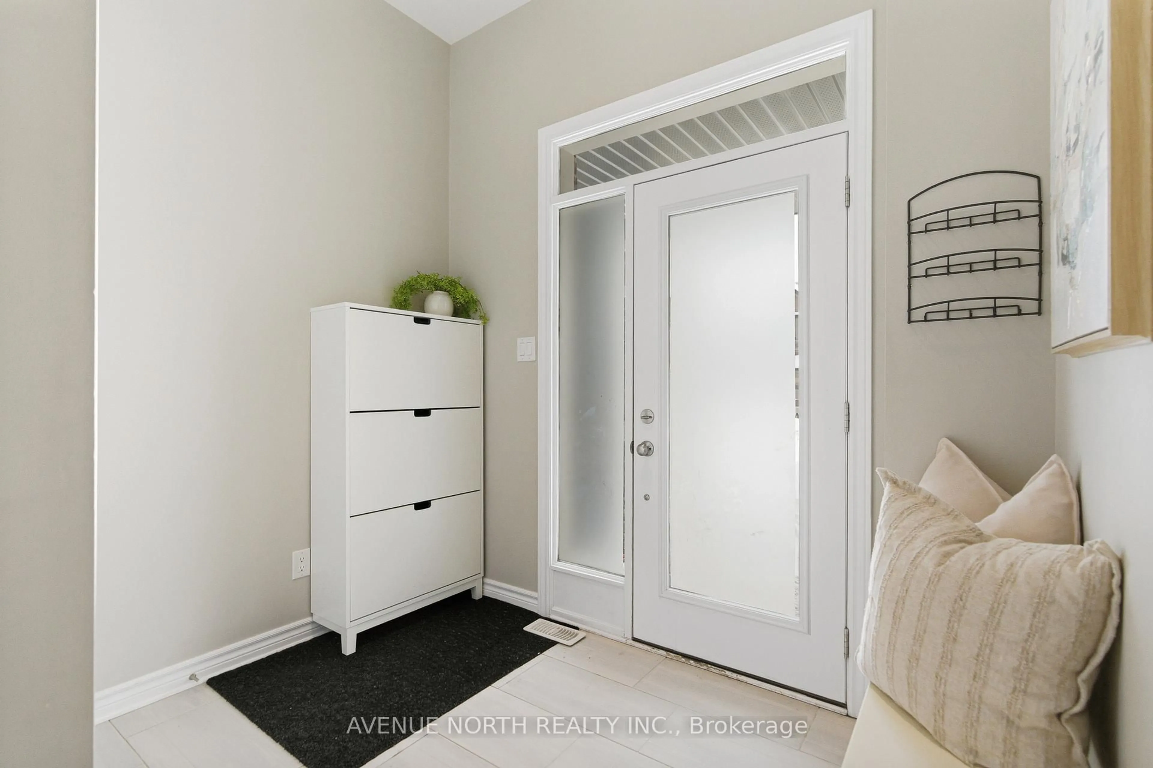 Indoor entryway for 173 Shinny Ave, Ottawa Ontario K2V 0G4