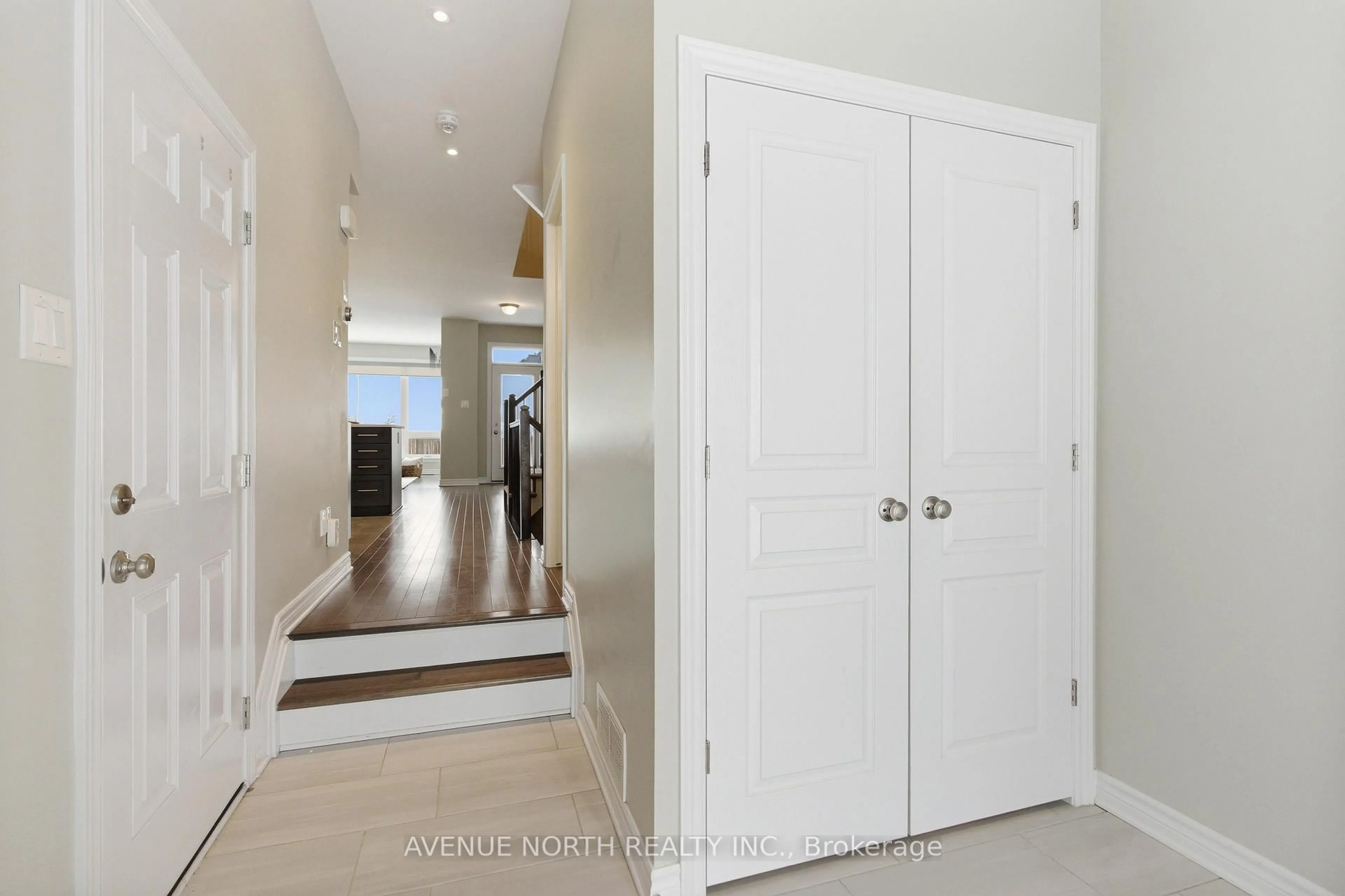 Indoor entryway for 173 Shinny Ave, Ottawa Ontario K2V 0G4