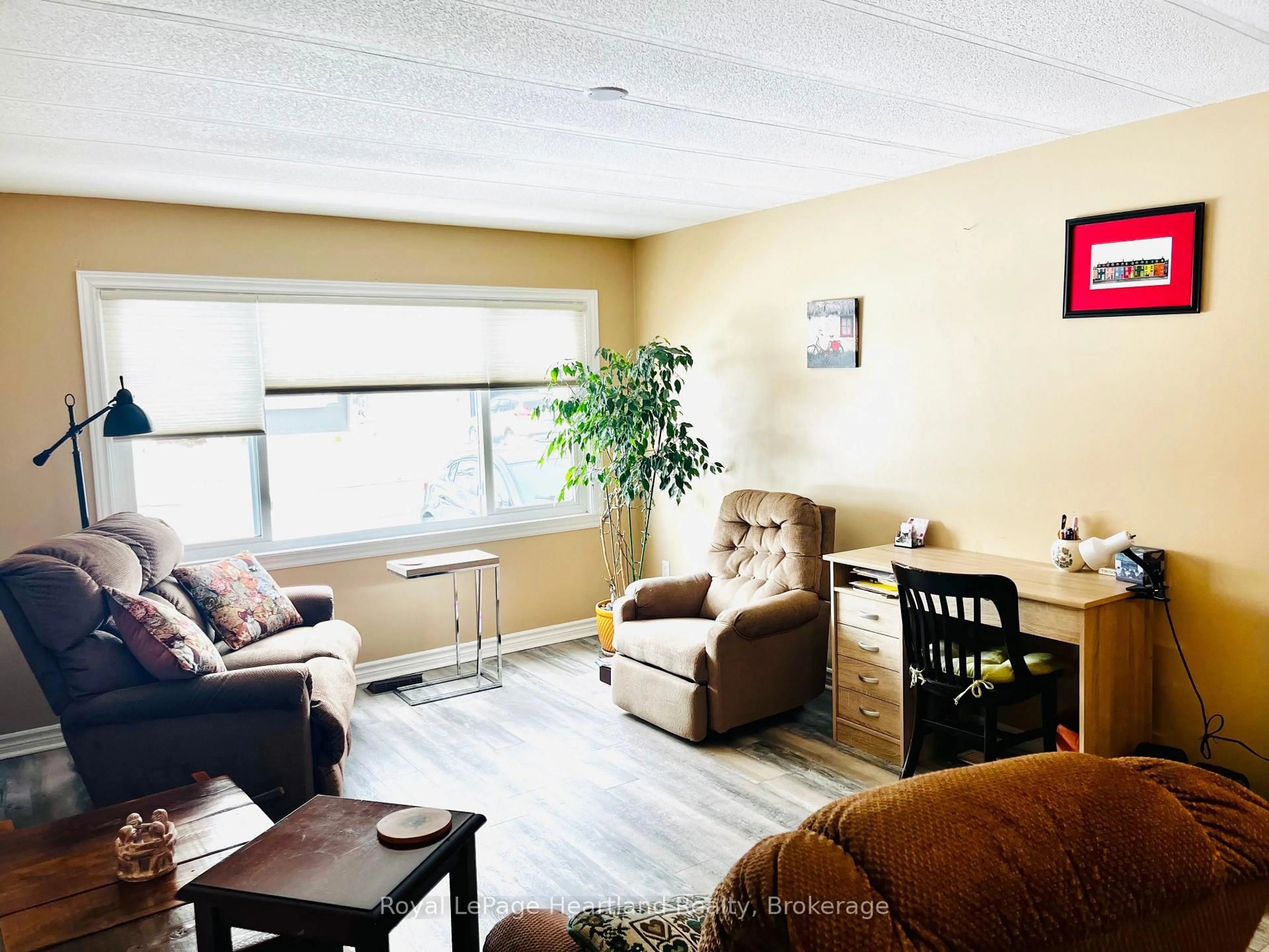 Living room with furniture, wood/laminate floor for 12 Velma St, Strathroy-Caradoc Ontario N7G 3L3