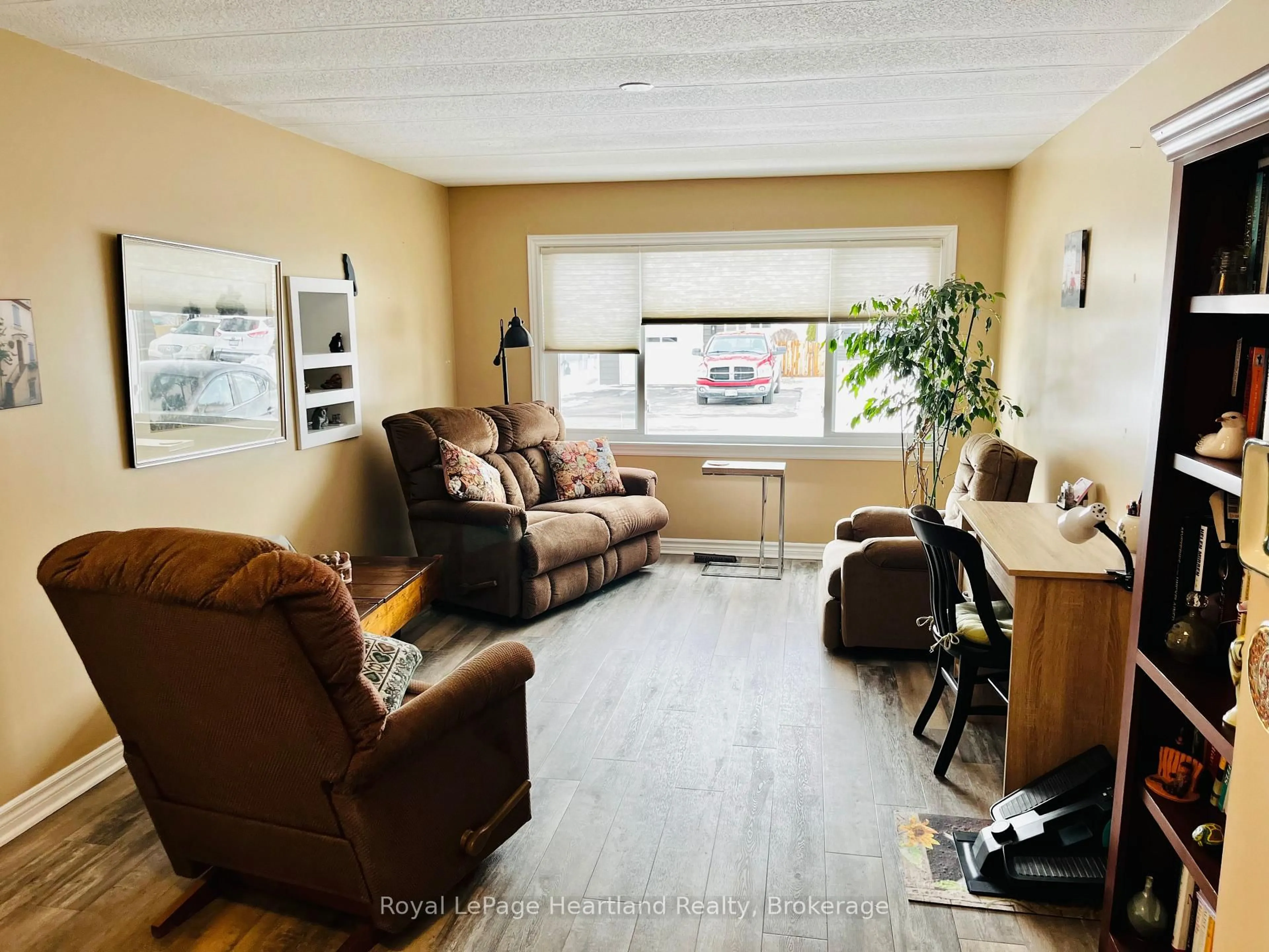 Living room with furniture, wood/laminate floor for 12 Velma St, Strathroy-Caradoc Ontario N7G 3L3
