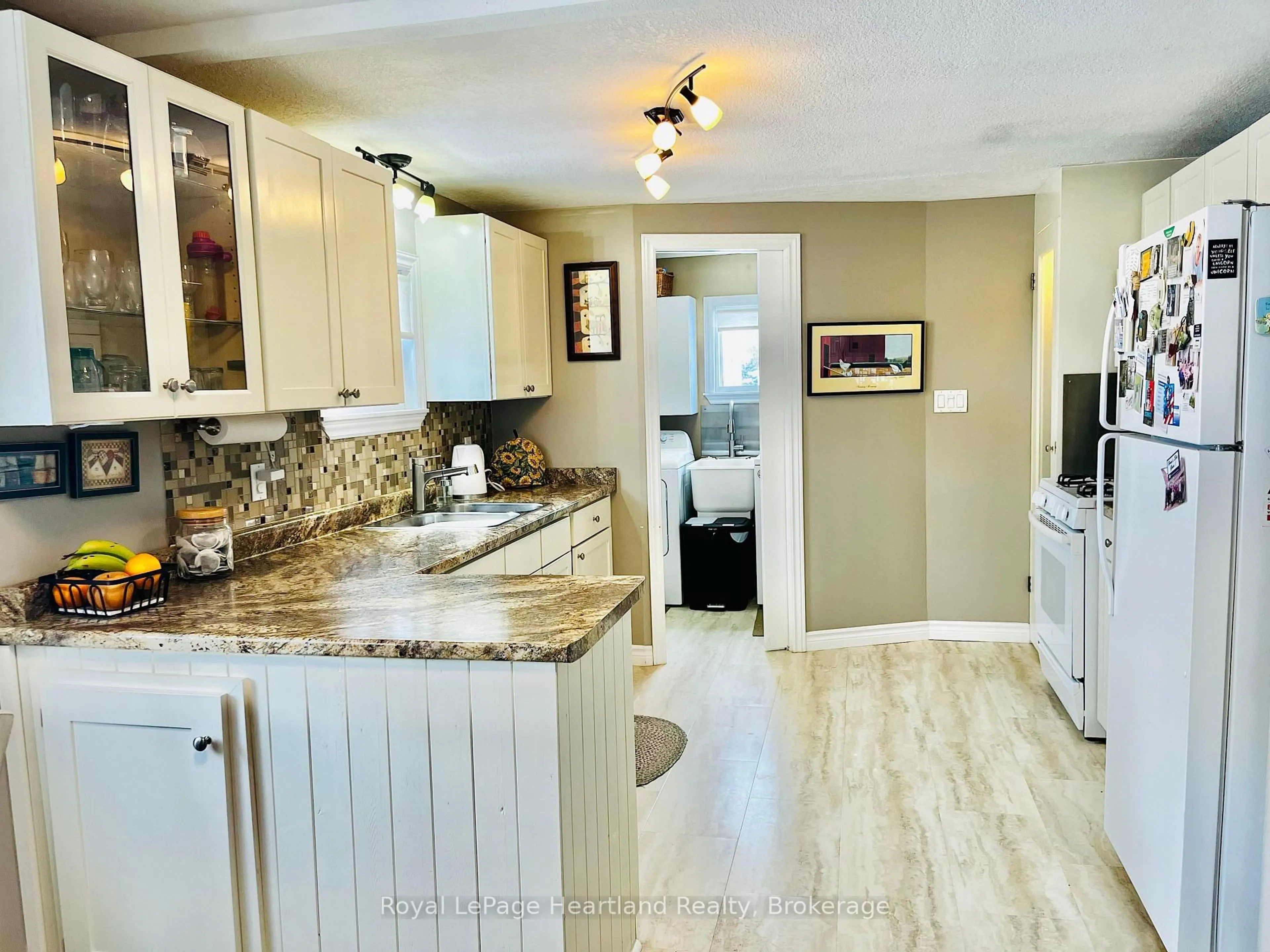 Open concept kitchen, ceramic/tile floor for 12 Velma St, Strathroy-Caradoc Ontario N7G 3L3