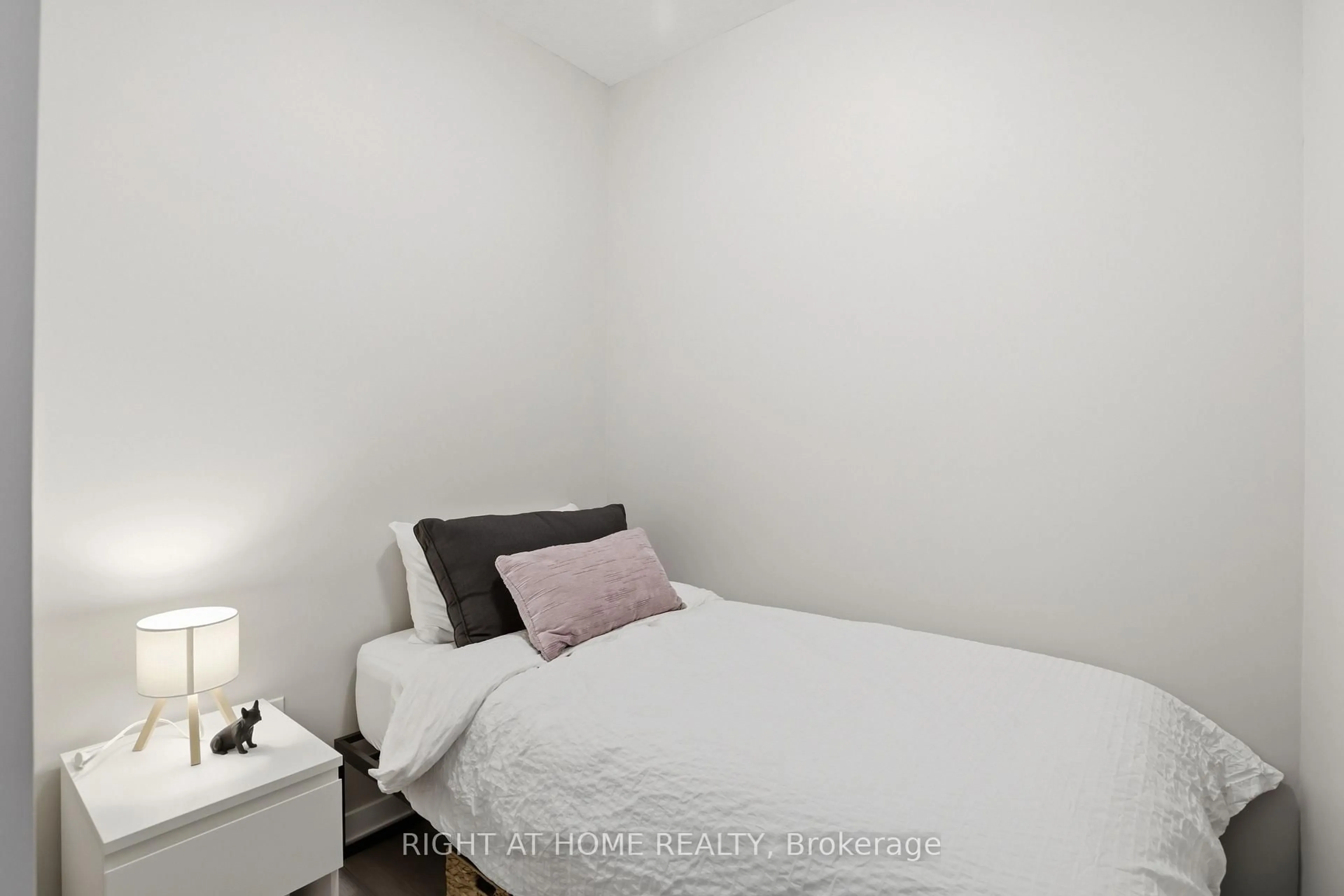 Bedroom with bed, unknown for 5055 Greenlane Rd #203, Lincoln Ontario L3J 2J3