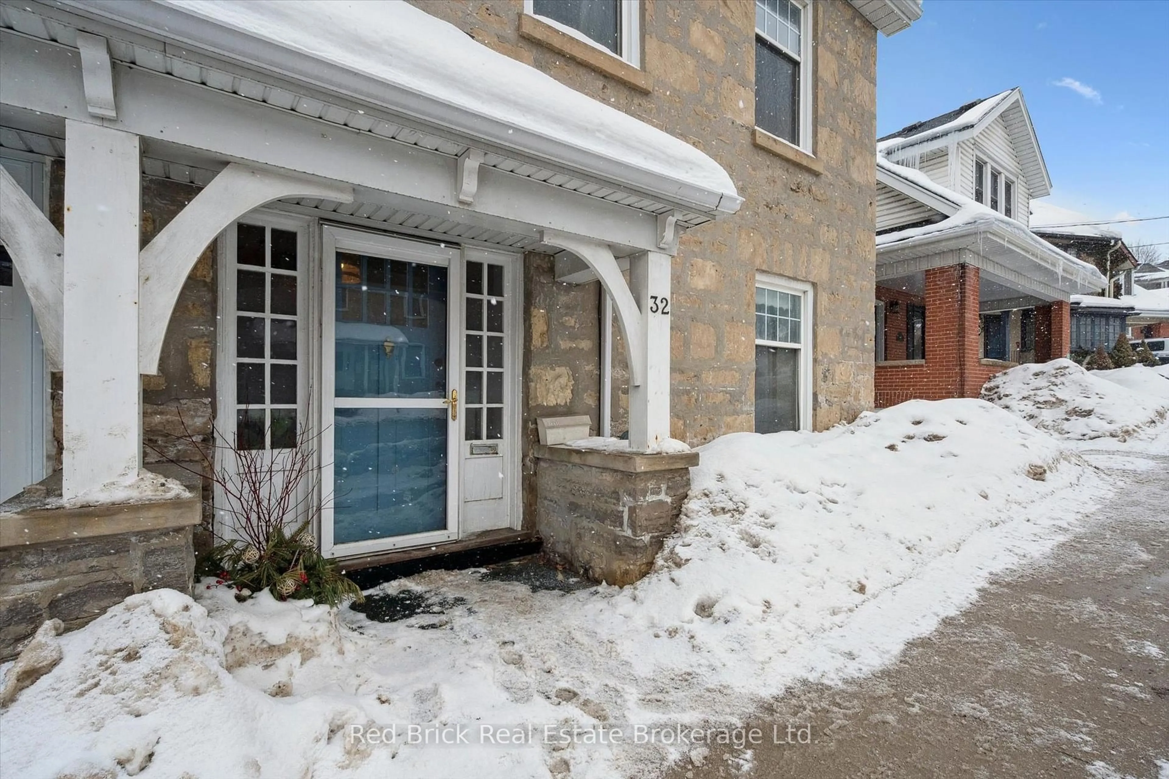 Indoor entryway for 32 ERAMOSA Rd, Guelph Ontario N1E 2L5