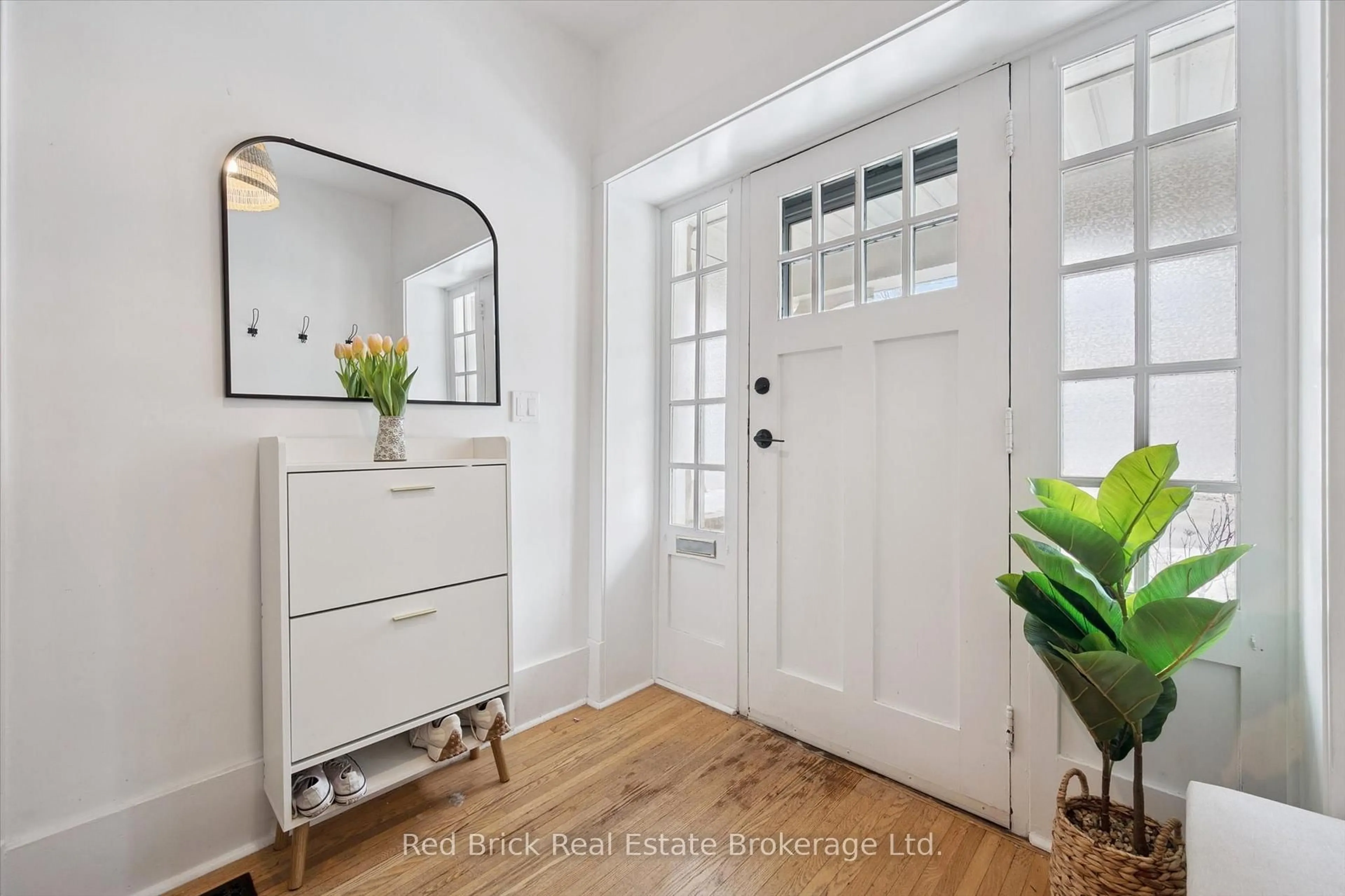 Indoor entryway for 32 ERAMOSA Rd, Guelph Ontario N1E 2L5